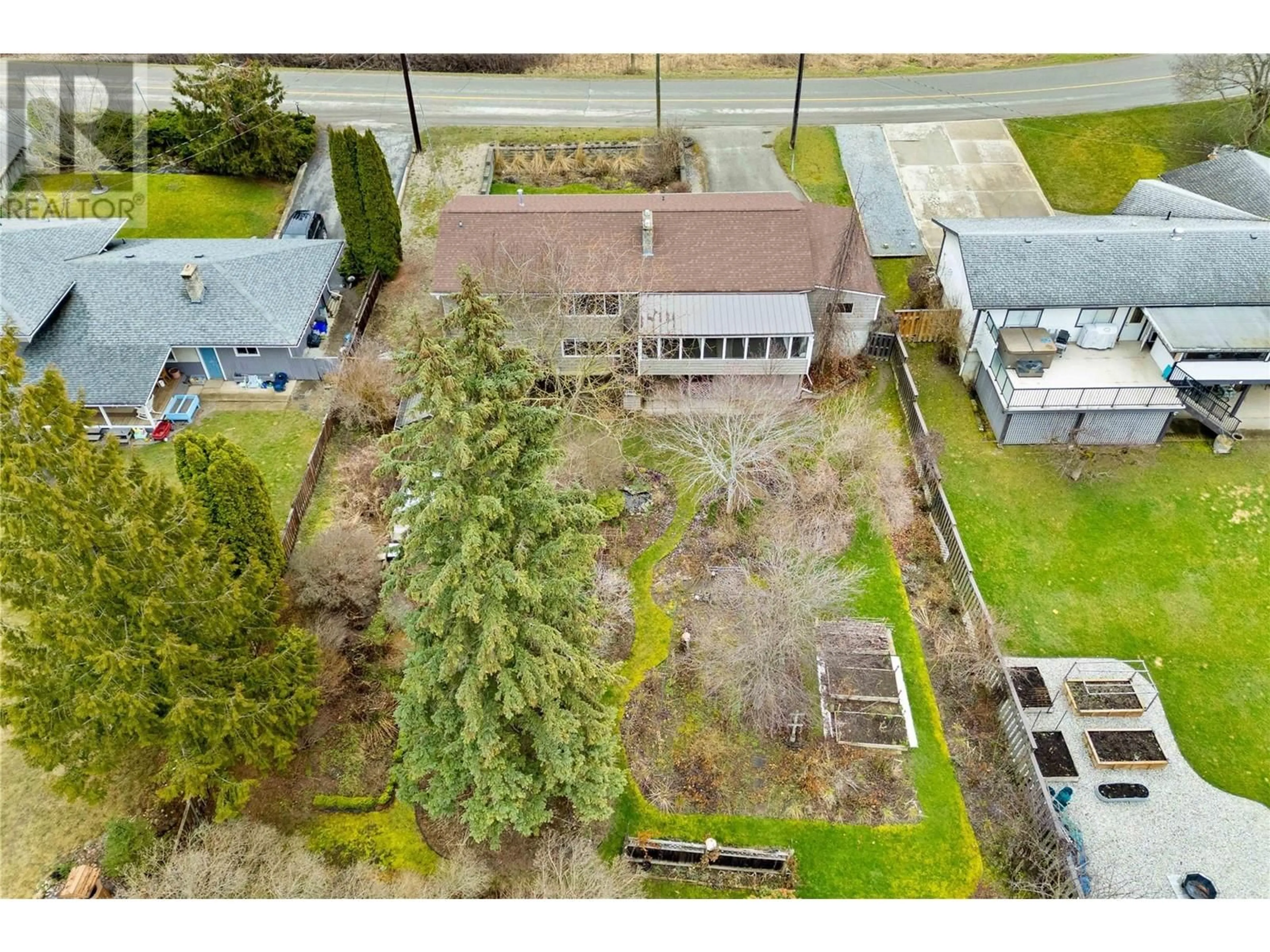 A pic from outside/outdoor area/front of a property/back of a property/a pic from drone, street for 5091 LAKESHORE ROAD NORTHEAST, Salmon Arm British Columbia V1E3P4