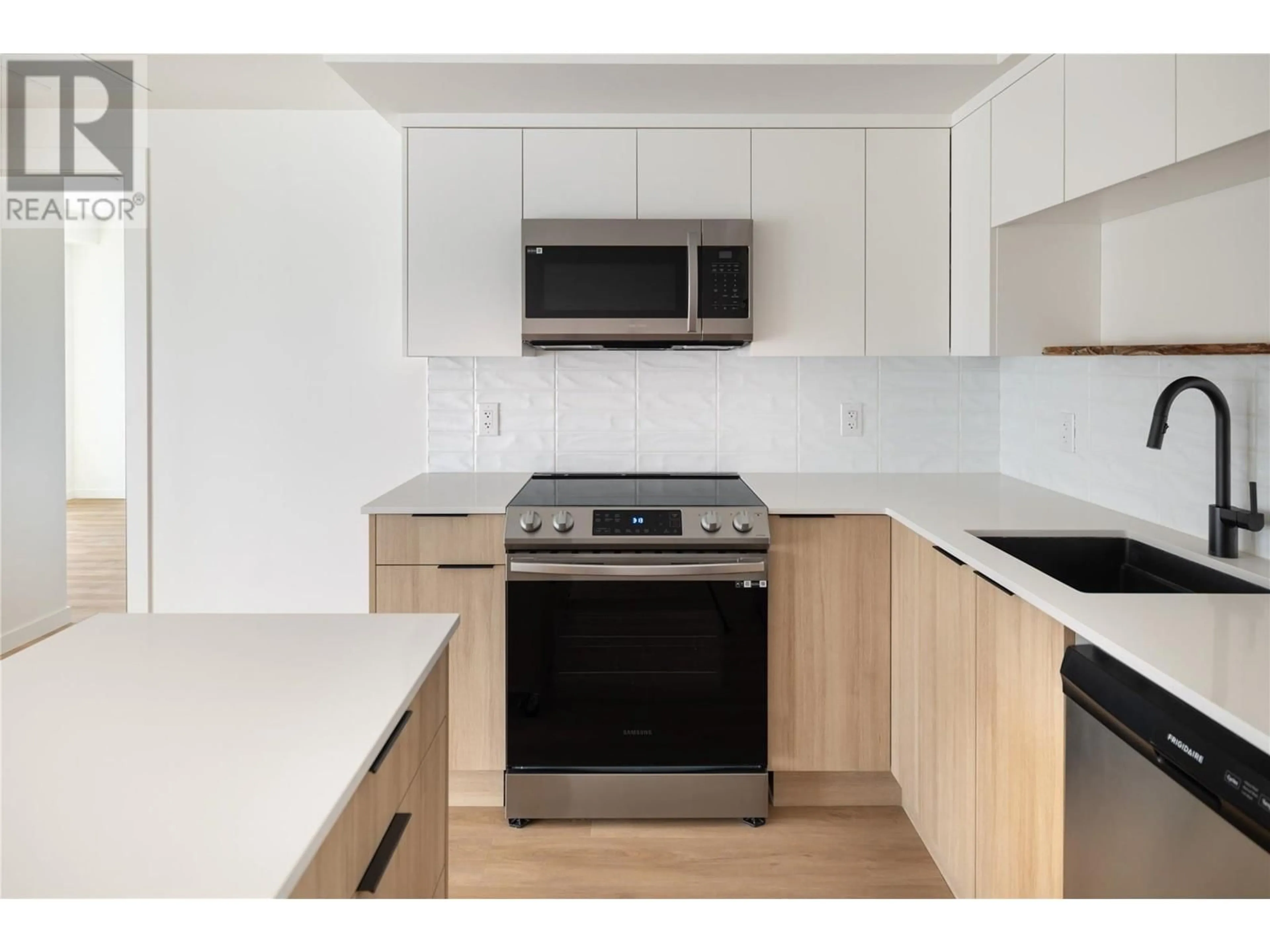Standard kitchen, wood/laminate floor for 415 - 604 CAWSTON AVENUE, Kelowna British Columbia V1Y6Z4