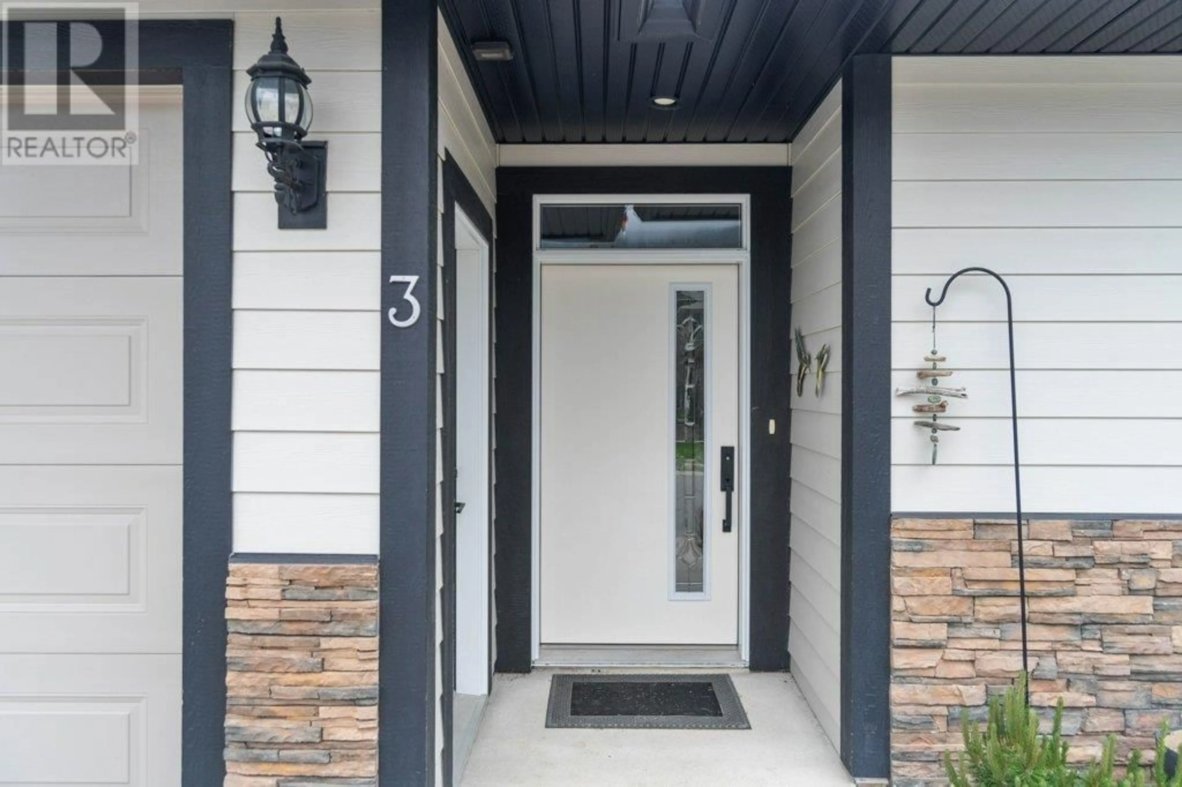 Indoor entryway for 3 - 1791 10 STREET SOUTHWEST, Salmon Arm British Columbia V1E0E9