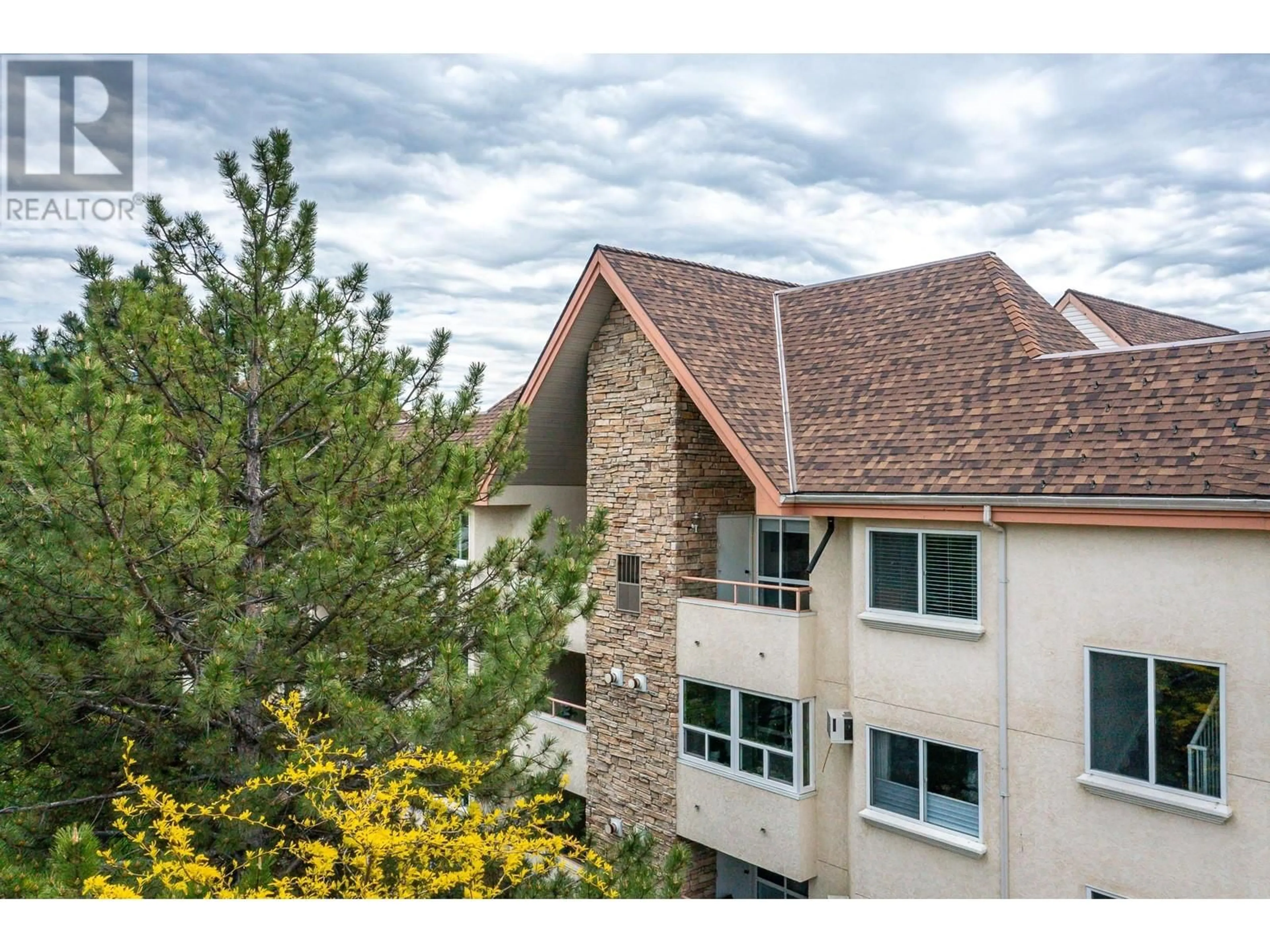 A pic from outside/outdoor area/front of a property/back of a property/a pic from drone, mountain view for 401 - 3301 CENTENNIAL DRIVE, Vernon British Columbia V1T2T8