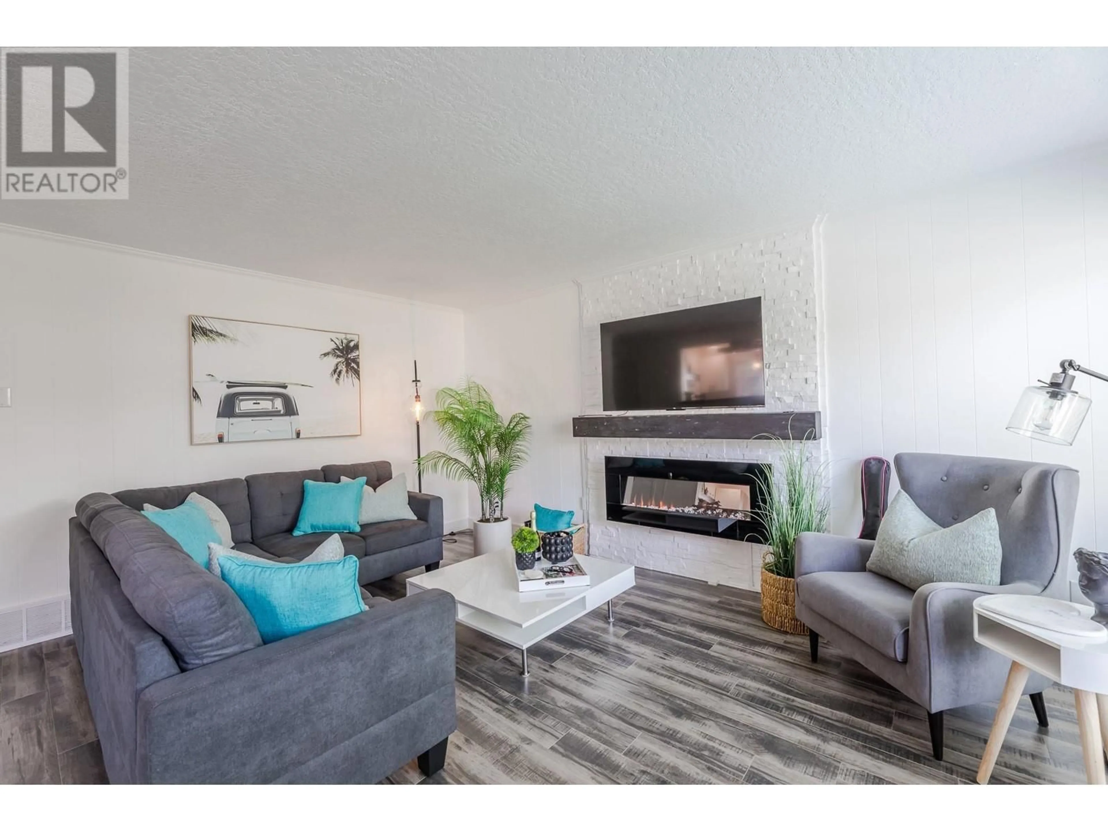 Living room with furniture, wood/laminate floor for 408 TENNIS STREET, Penticton British Columbia V2A5R3