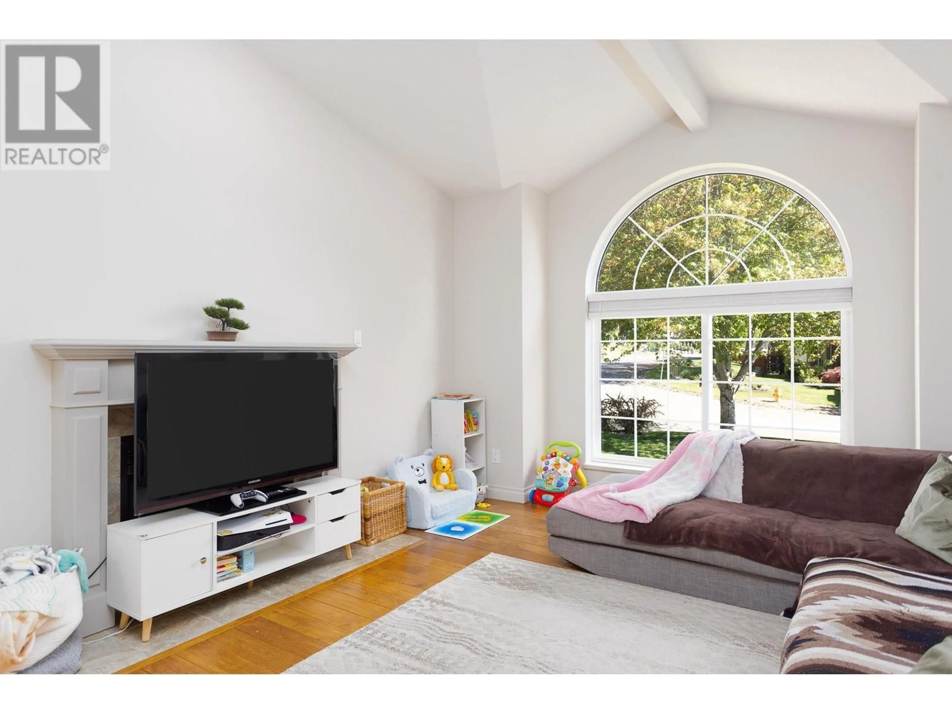 Living room with furniture, unknown for 168 PORTVIEW COURT, Kelowna British Columbia V1V1T9