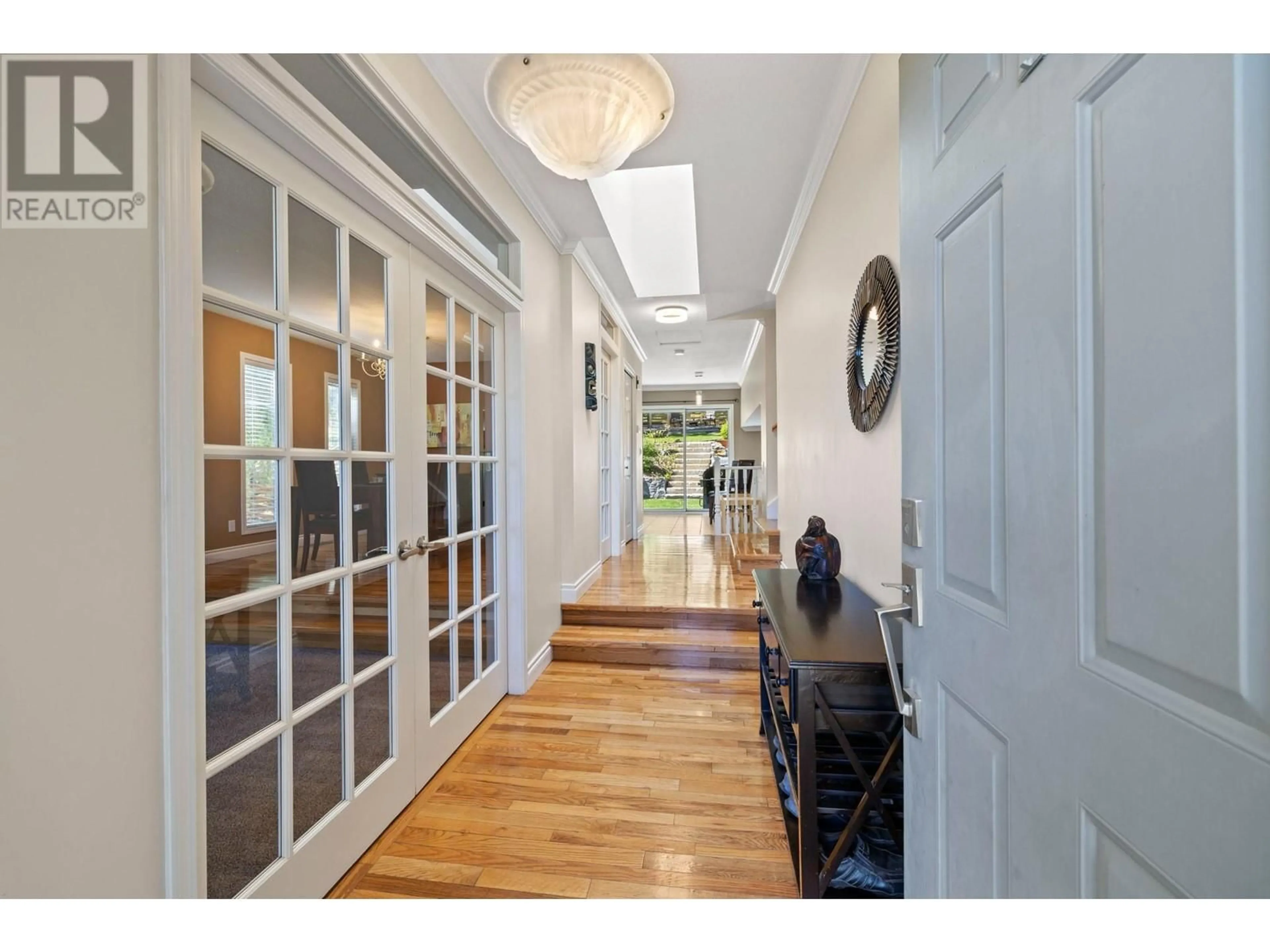 Indoor entryway for 710 CASSIAR ROAD, Kelowna British Columbia V1V1M6
