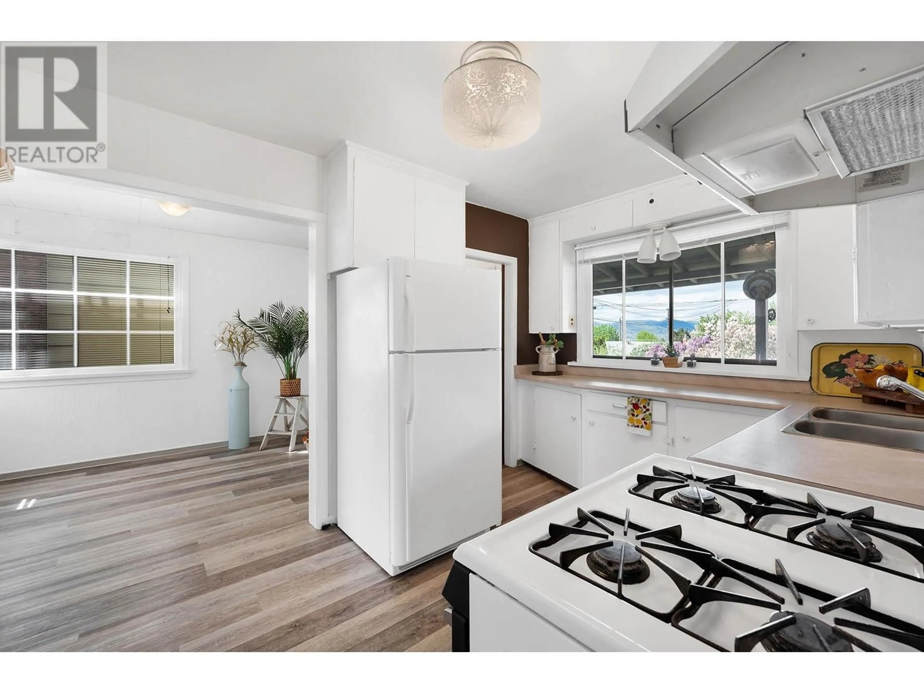 Open concept kitchen, unknown for 1018 DOMINION STREET, Kamloops British Columbia V2C2Y4