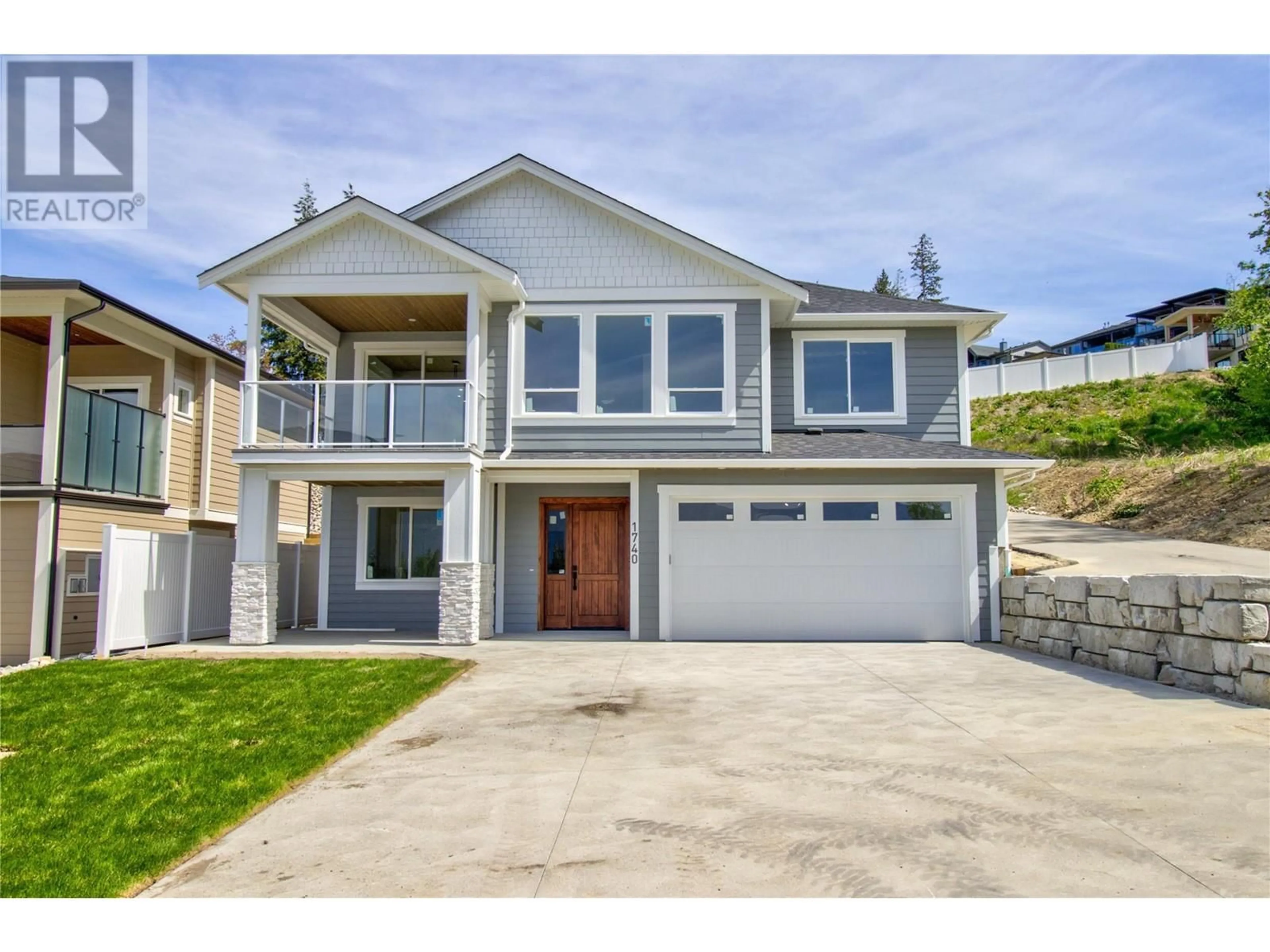 Home with vinyl exterior material, street for 1740 9 STREET SOUTHEAST, Salmon Arm British Columbia V1E0G9