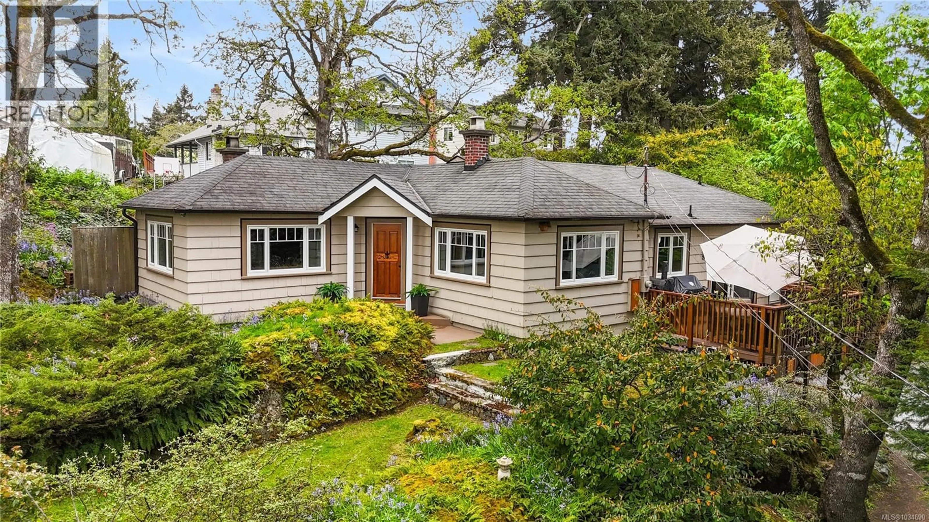 Home with vinyl exterior material, street for 180 ISLAND HIGHWAY, View Royal British Columbia V9B1G2