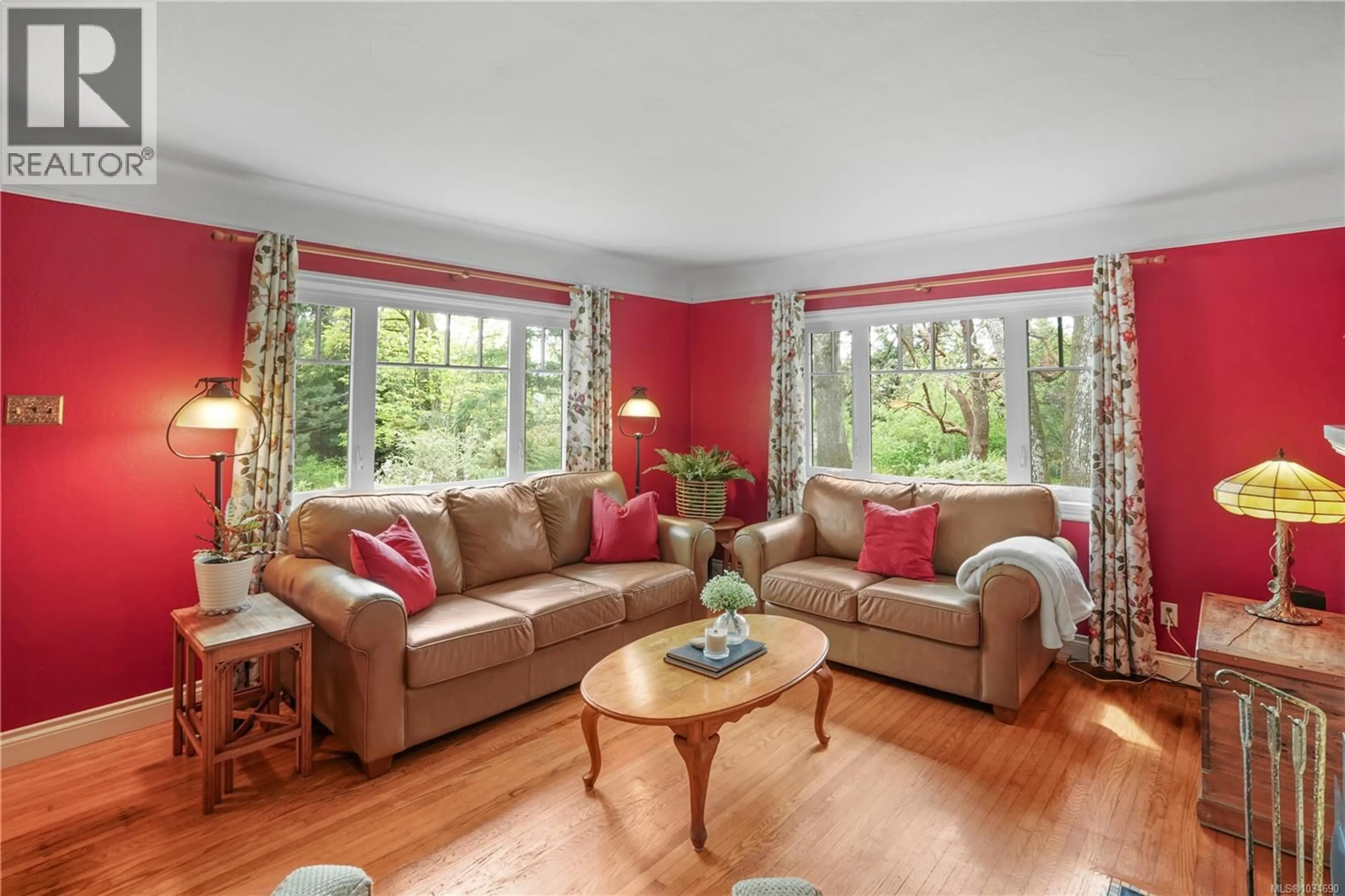 Living room with furniture, unknown for 180 ISLAND HIGHWAY, View Royal British Columbia V9B1G2