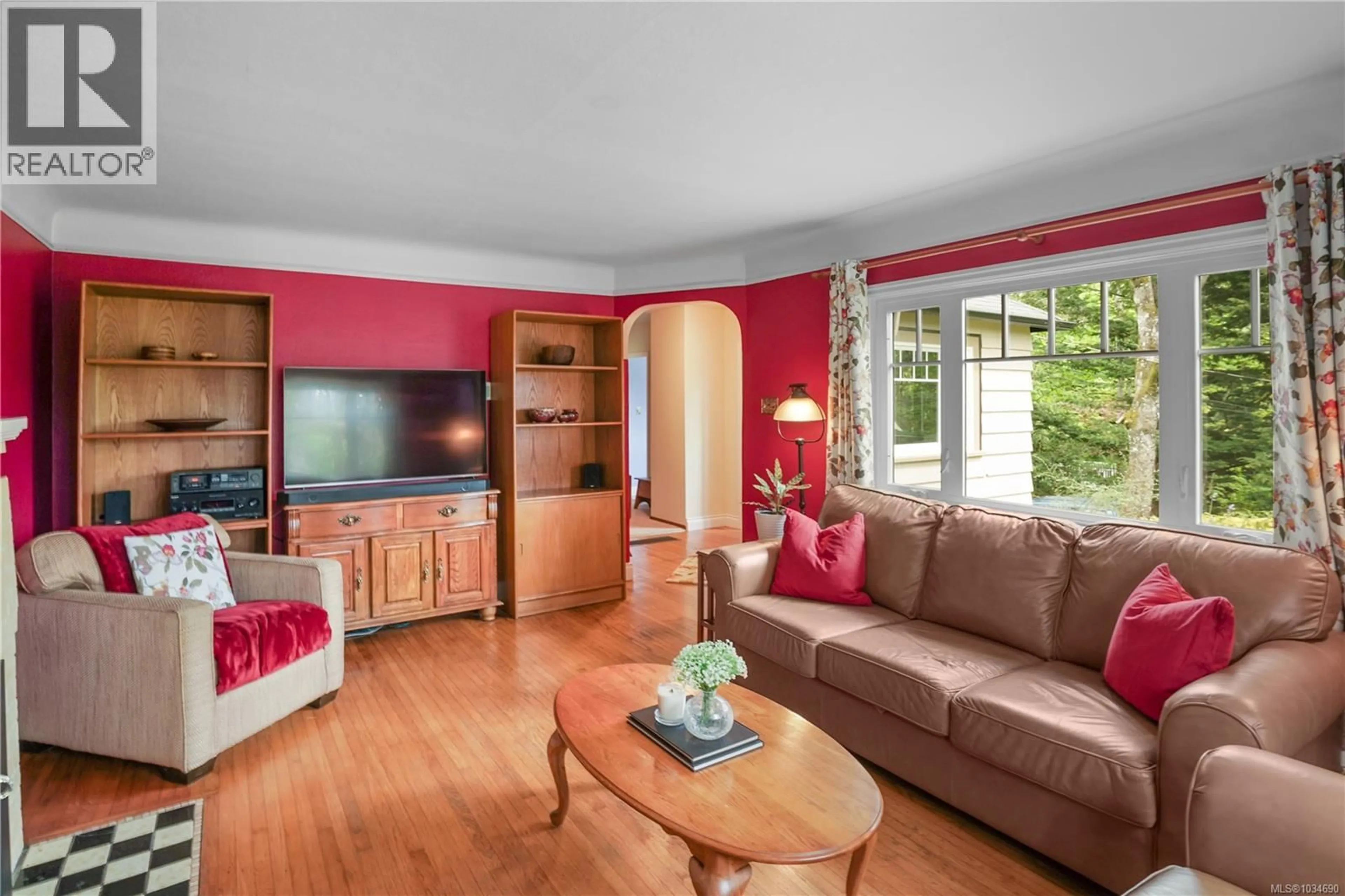 Living room with furniture, wood/laminate floor for 180 ISLAND HIGHWAY, View Royal British Columbia V9B1G2