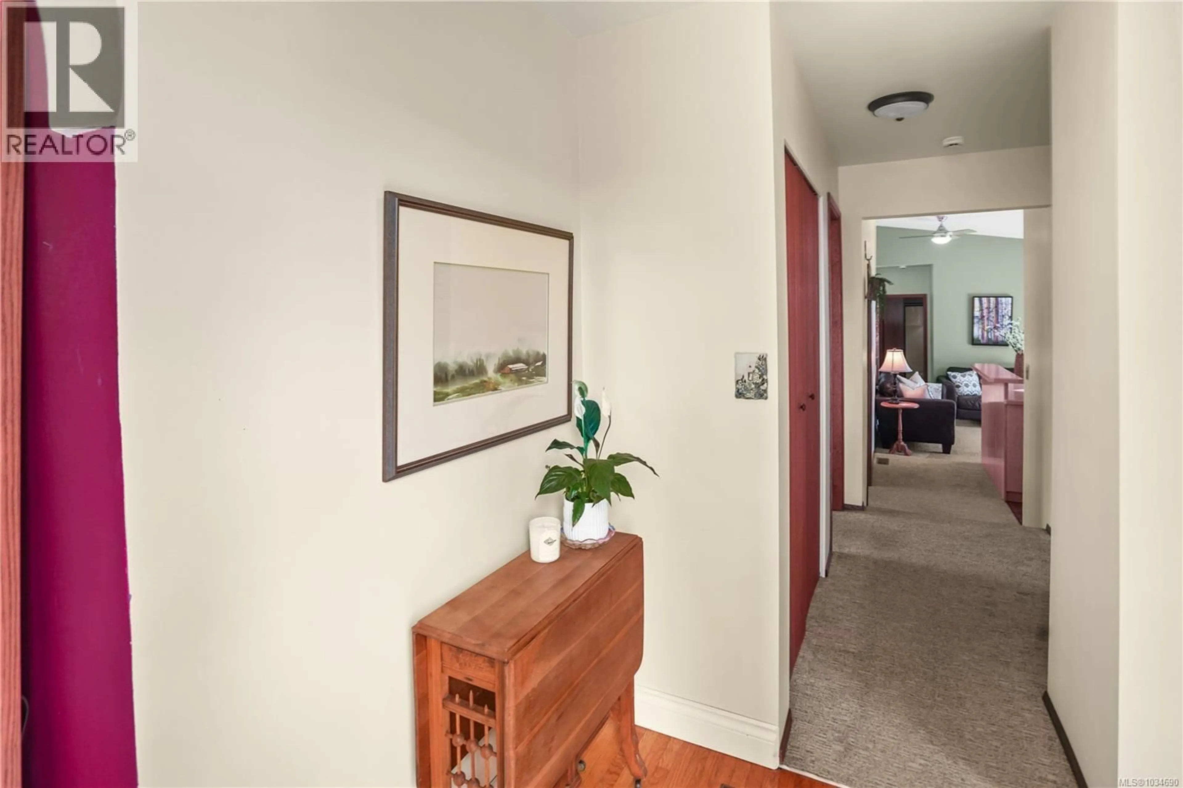Indoor foyer for 180 ISLAND HIGHWAY, View Royal British Columbia V9B1G2