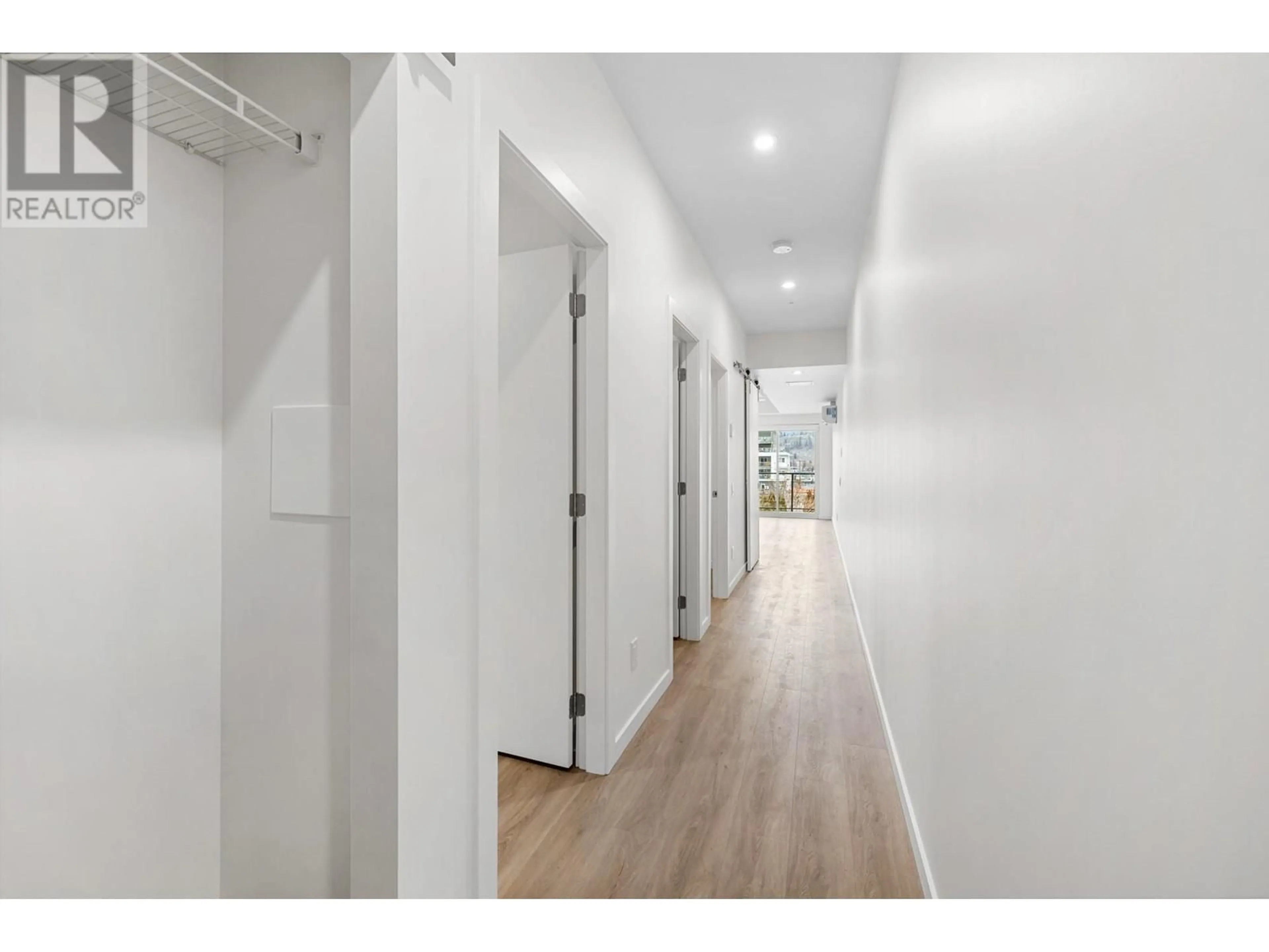 Indoor foyer for 402 - 604 CAWSTON AVENUE, Kelowna British Columbia V1Y6Z4