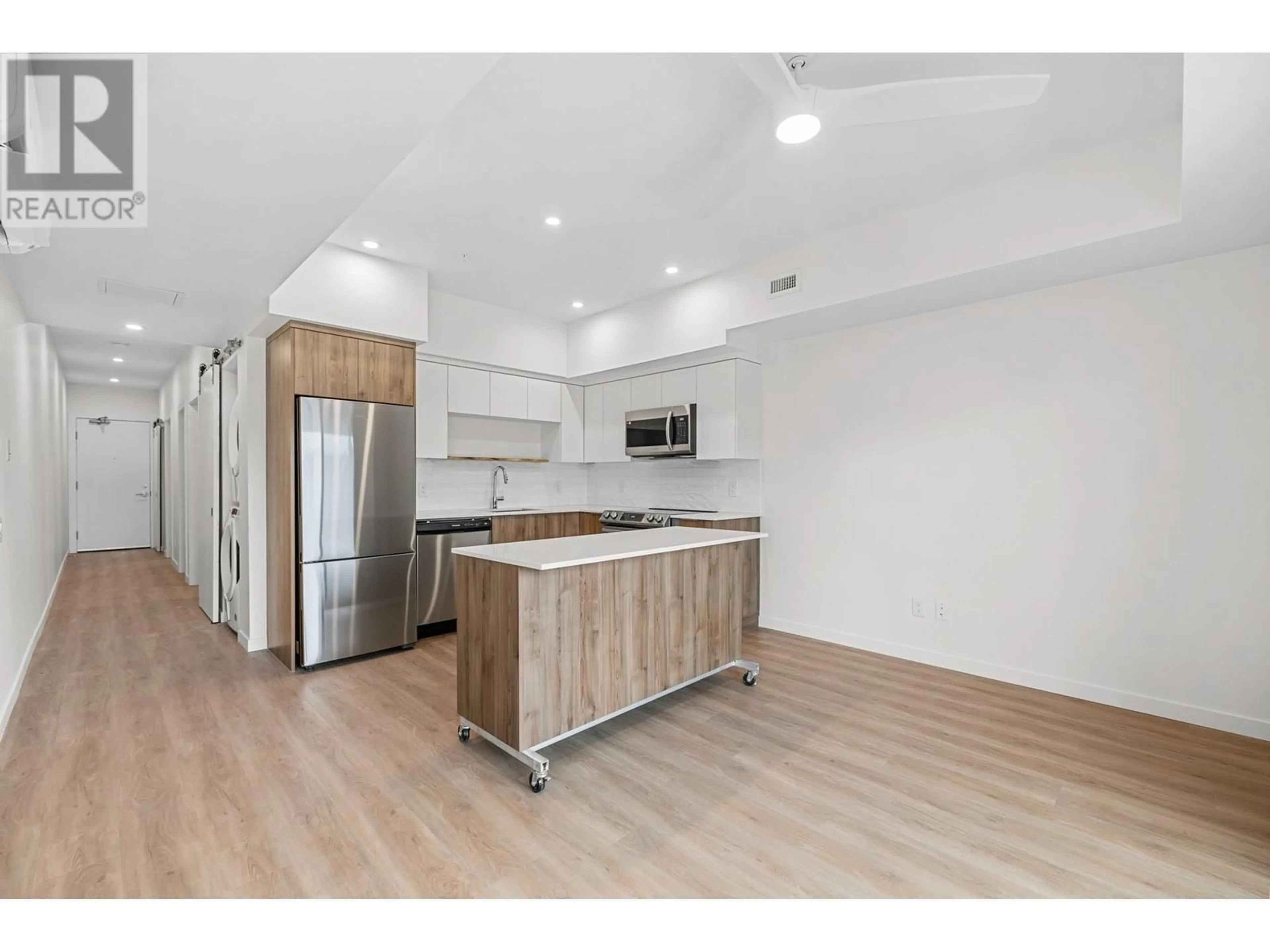 Open concept kitchen, wood/laminate floor for 402 - 604 CAWSTON AVENUE, Kelowna British Columbia V1Y6Z4