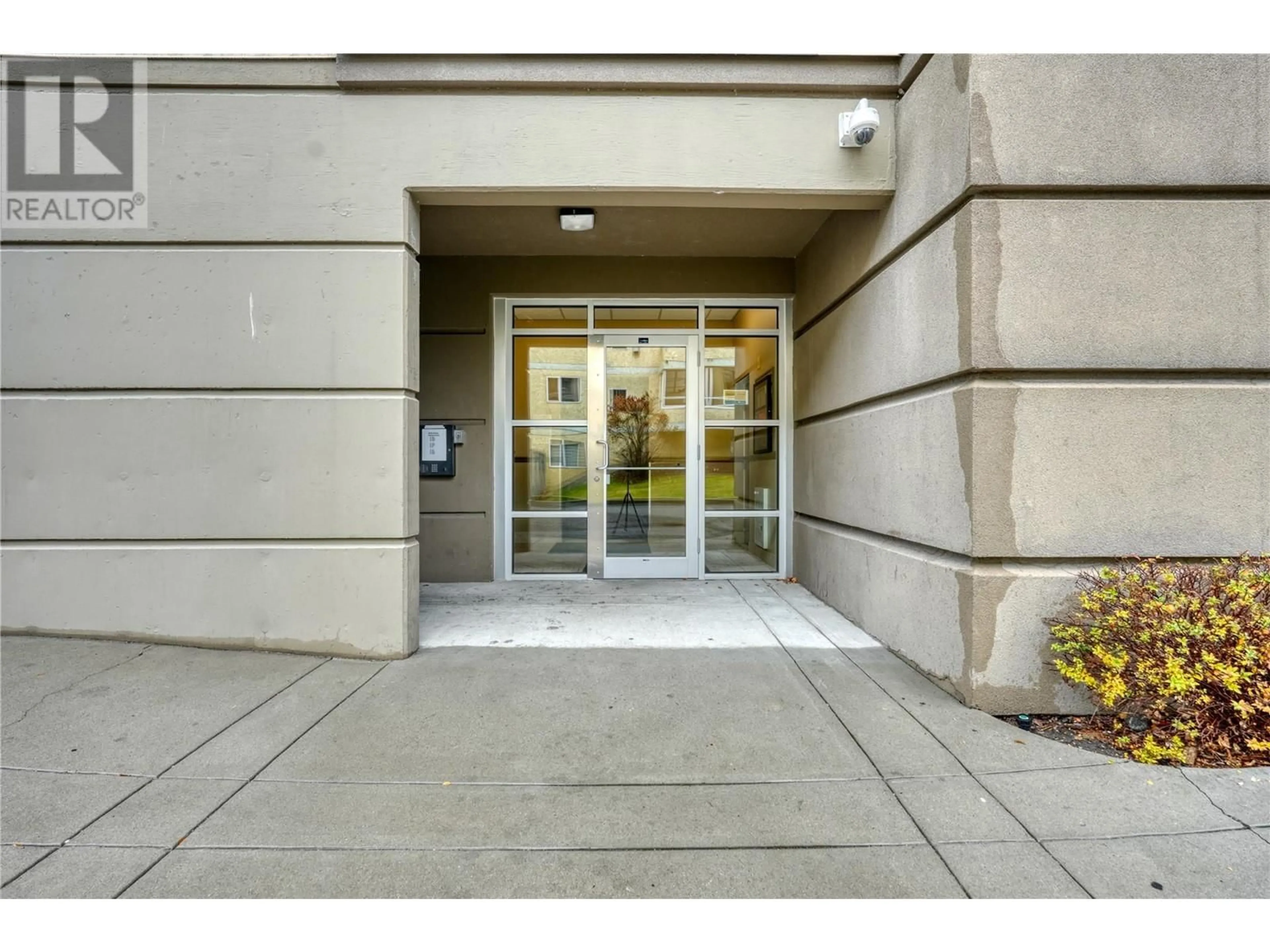 Indoor foyer for 302 - 3589 SKAHA LAKE ROAD, Penticton British Columbia V2A7K2