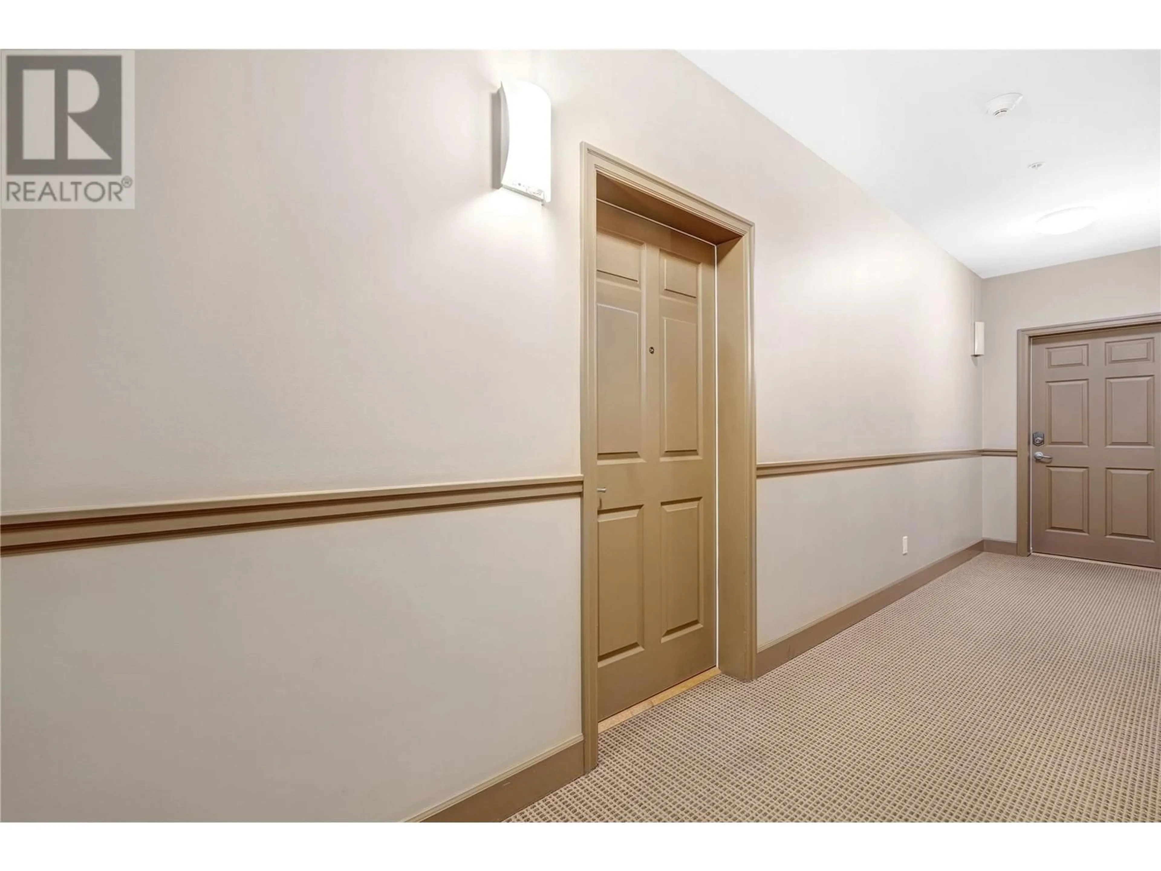 Indoor foyer for 302 - 3589 SKAHA LAKE ROAD, Penticton British Columbia V2A7K2