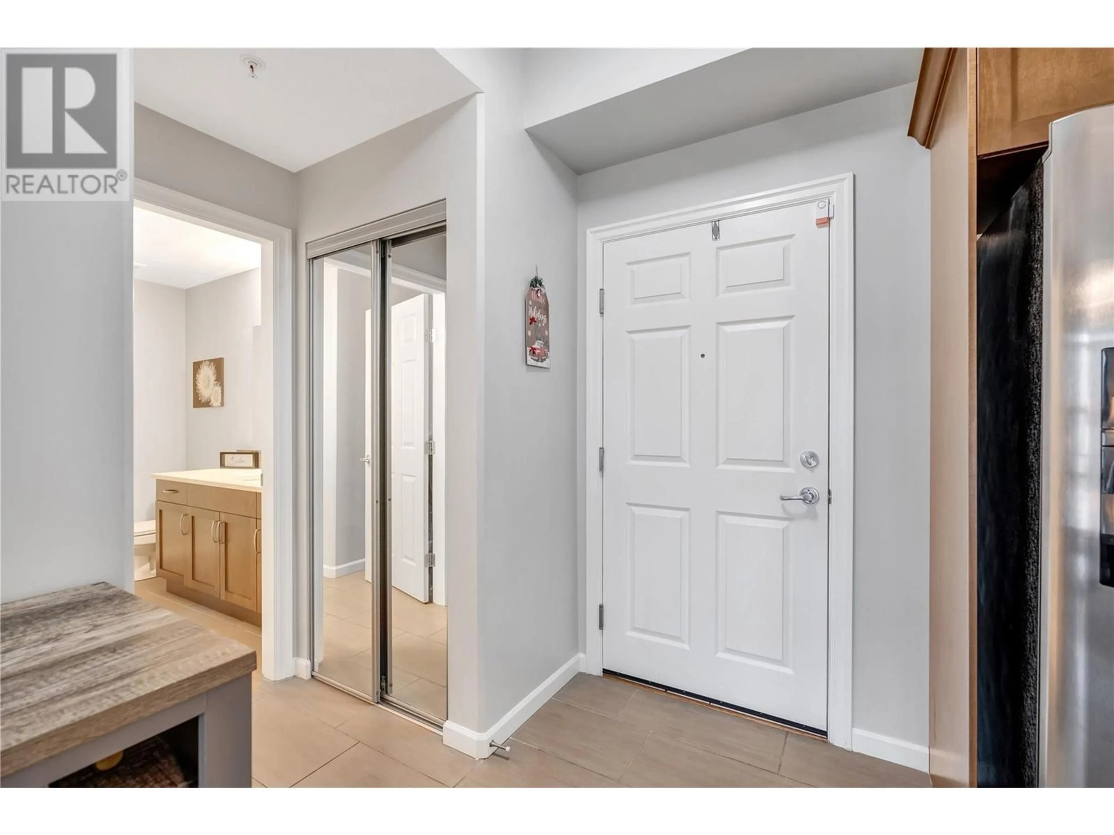 Indoor entryway for 302 - 3589 SKAHA LAKE ROAD, Penticton British Columbia V2A7K2