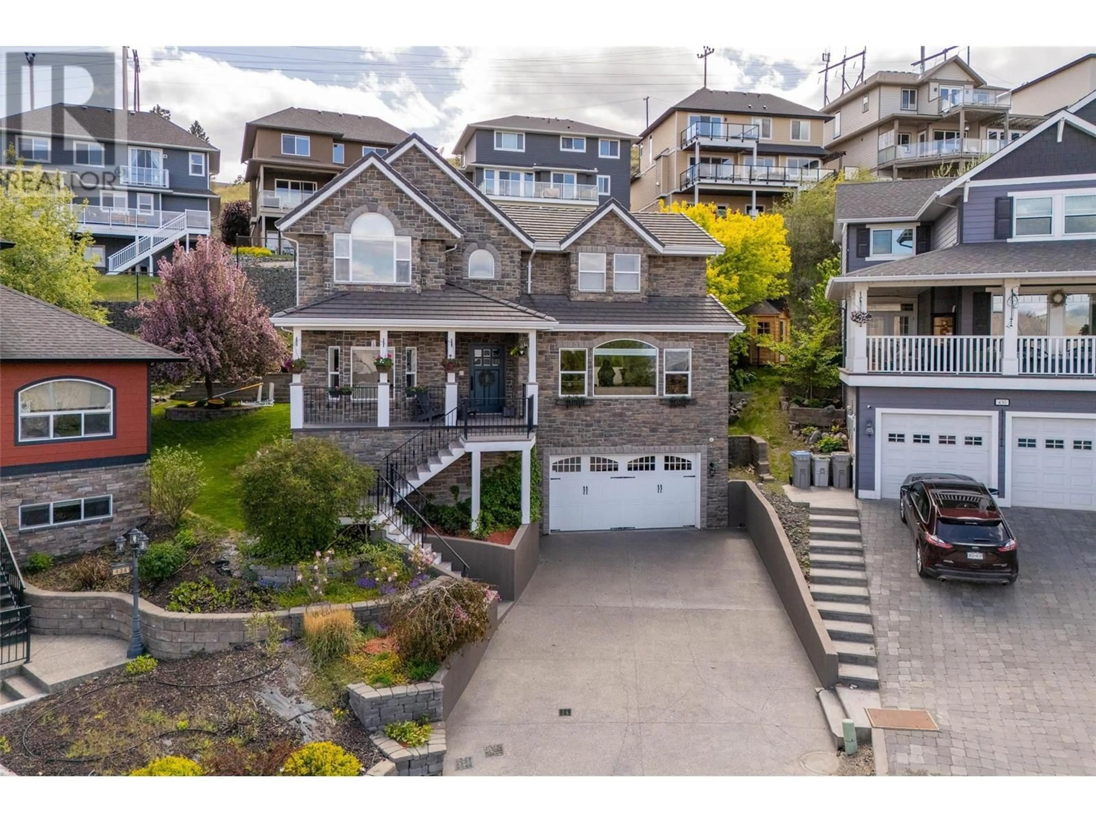 A pic from outside/outdoor area/front of a property/back of a property/a pic from drone, street for 432 AZURE PLACE, Kamloops British Columbia V2E2R2