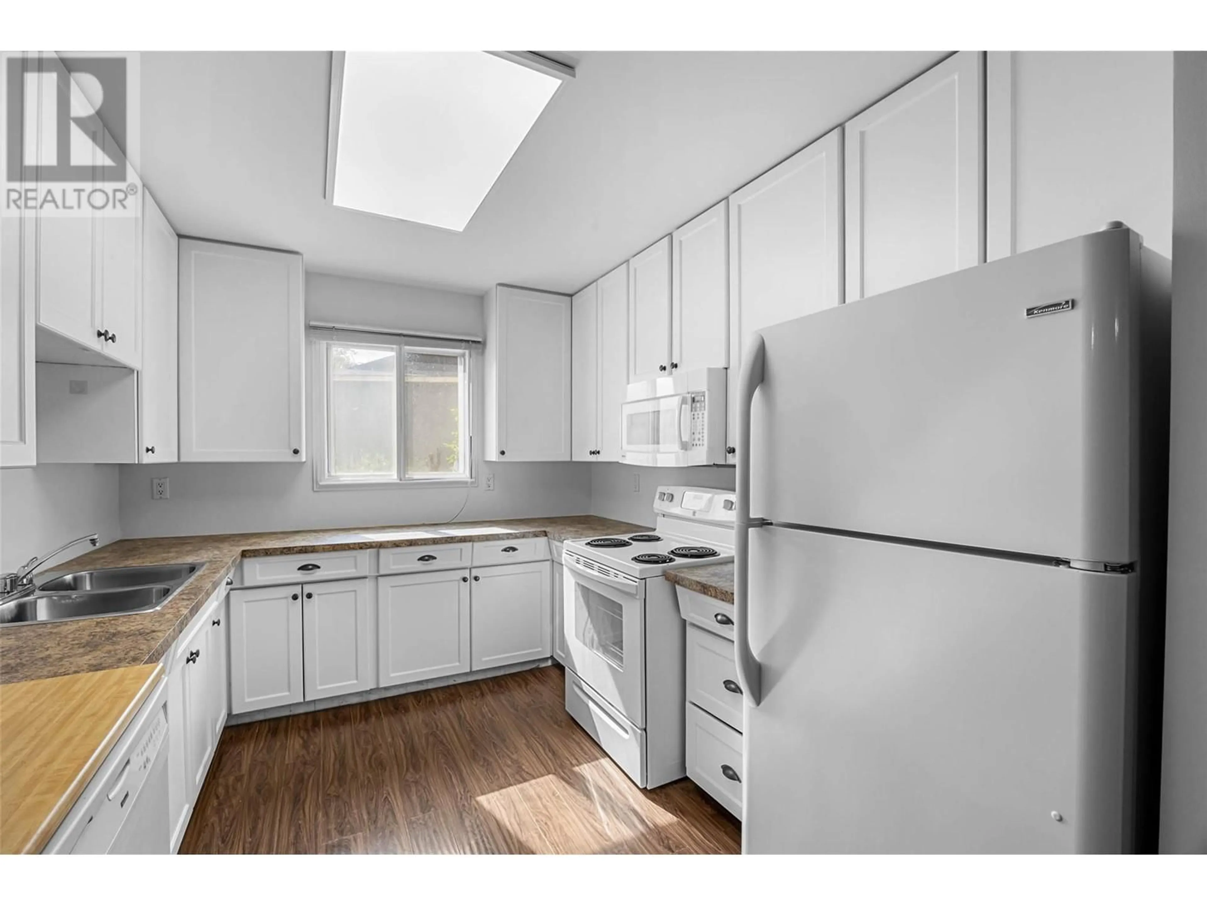Standard kitchen, wood/laminate floor for 352 WADDINGTON DRIVE, Kamloops British Columbia V2E1M5