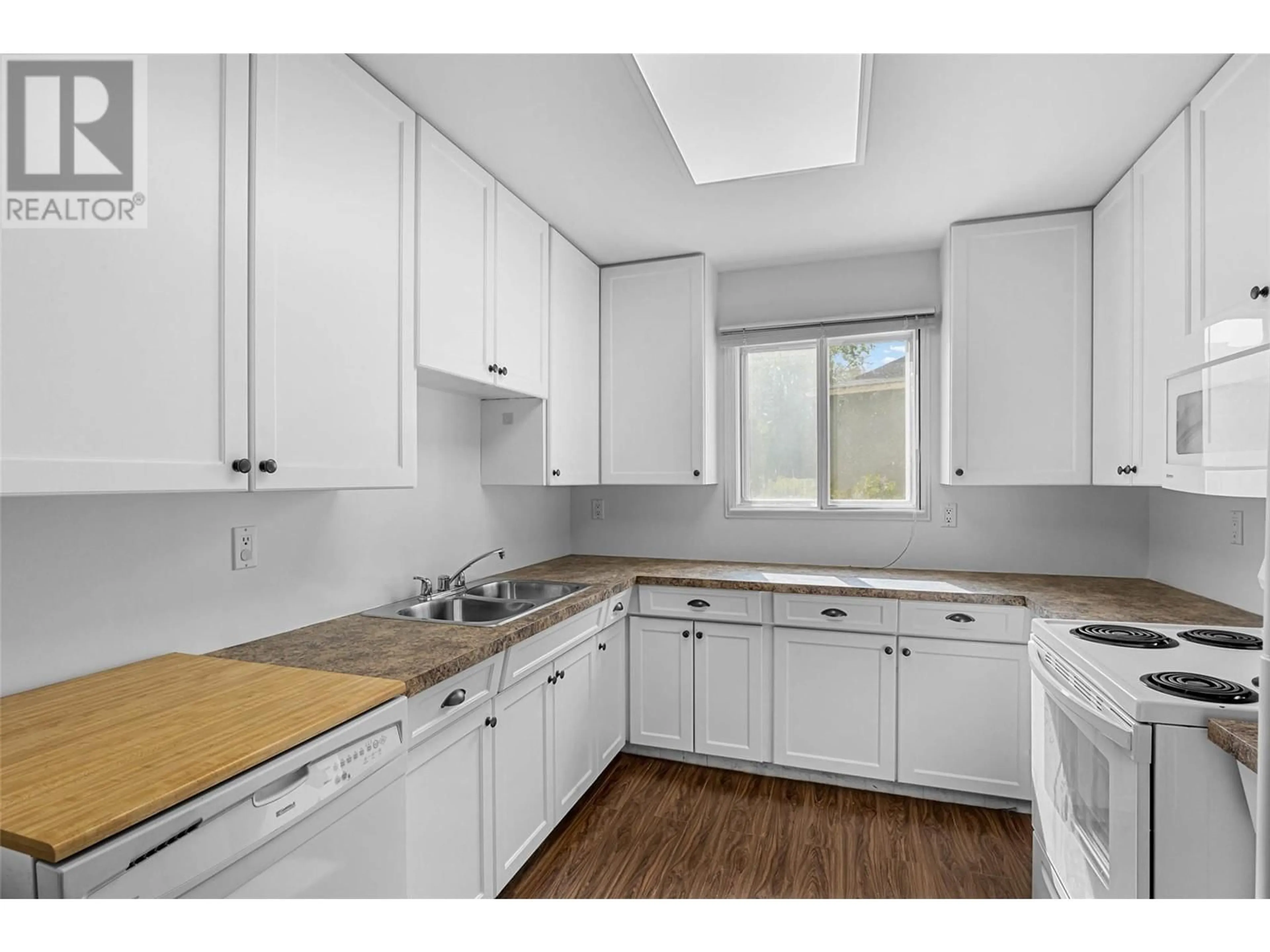 Standard kitchen, wood/laminate floor for 352 WADDINGTON DRIVE, Kamloops British Columbia V2E1M5