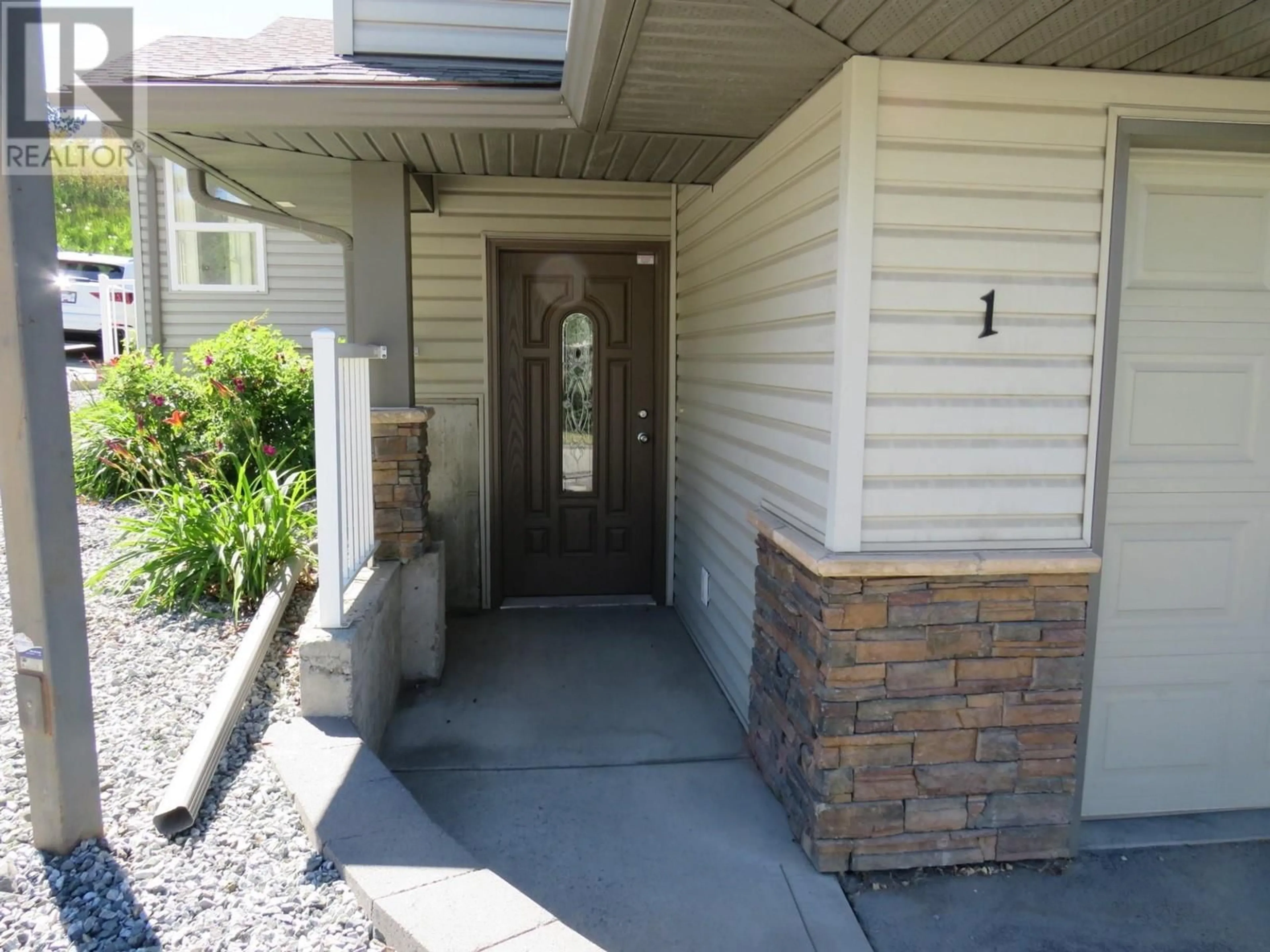 Indoor entryway for 1 - 2046 ROBSON PLACE, Kamloops British Columbia V2E0A5