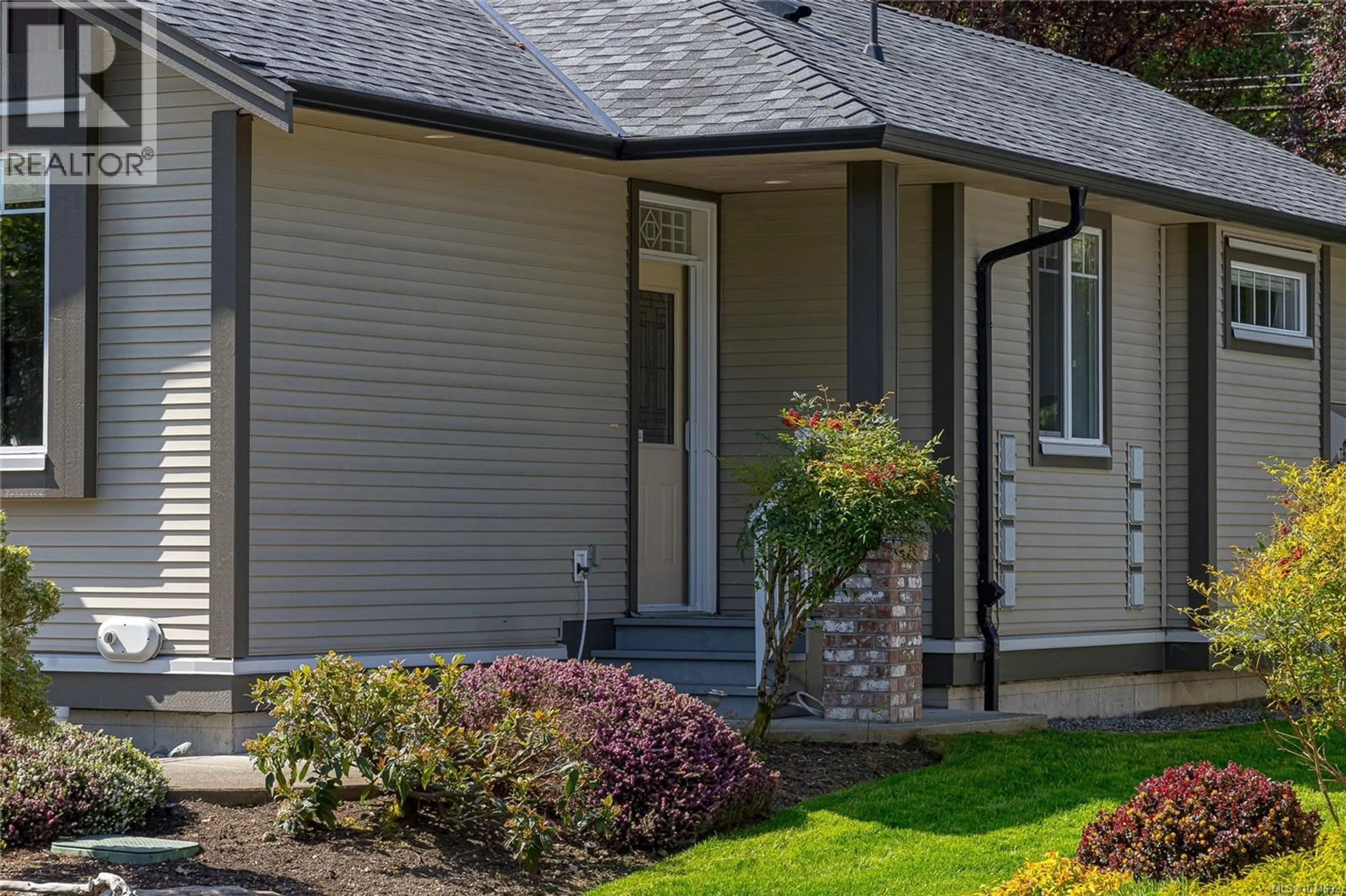 Home with vinyl exterior material, street for 18 - 3110 COOK STREET, Chemainus British Columbia V0R1K2