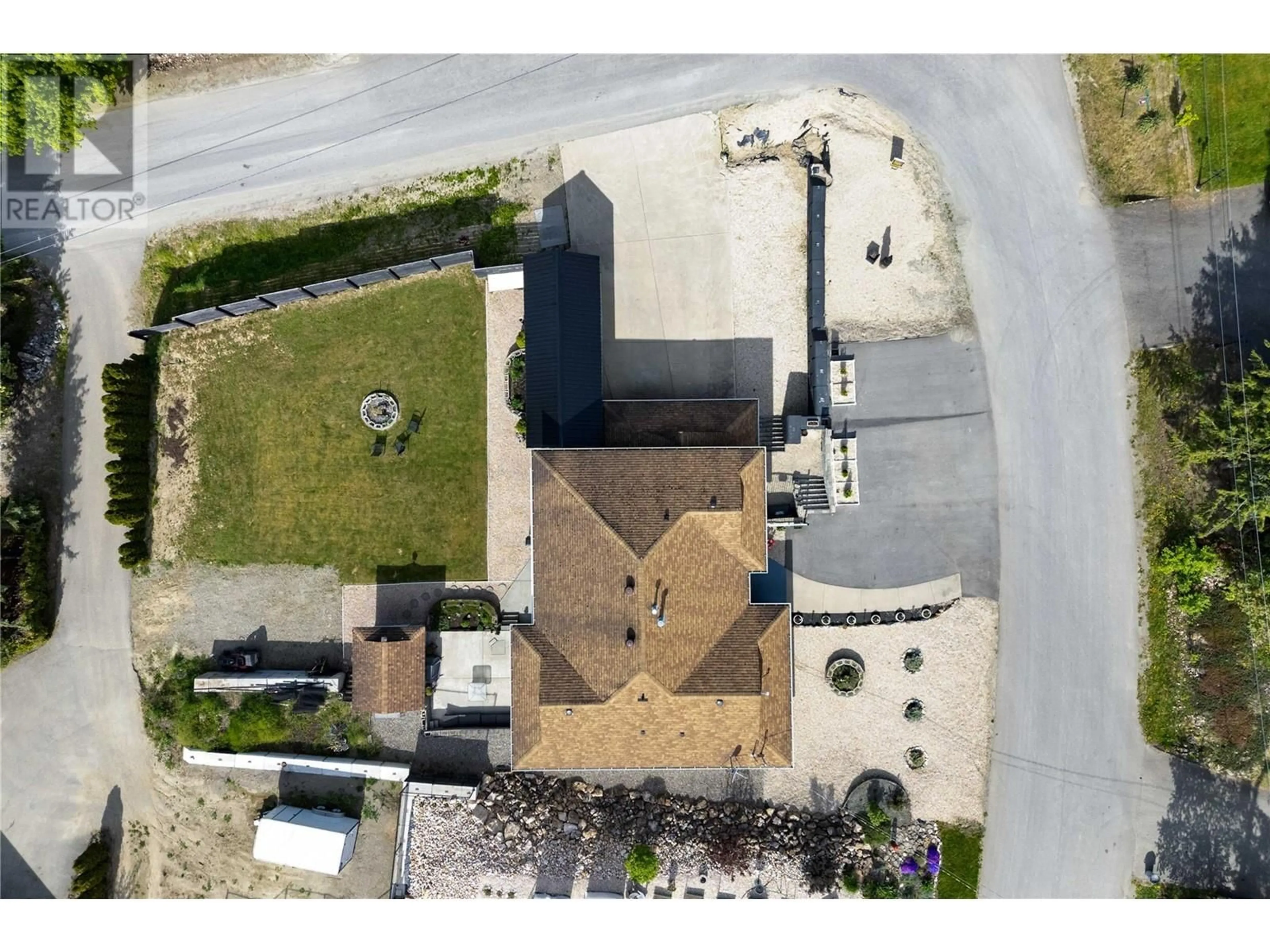 A pic from outside/outdoor area/front of a property/back of a property/a pic from drone, building for 2449 WAVERLY PLACE, Blind Bay British Columbia V0E1H2