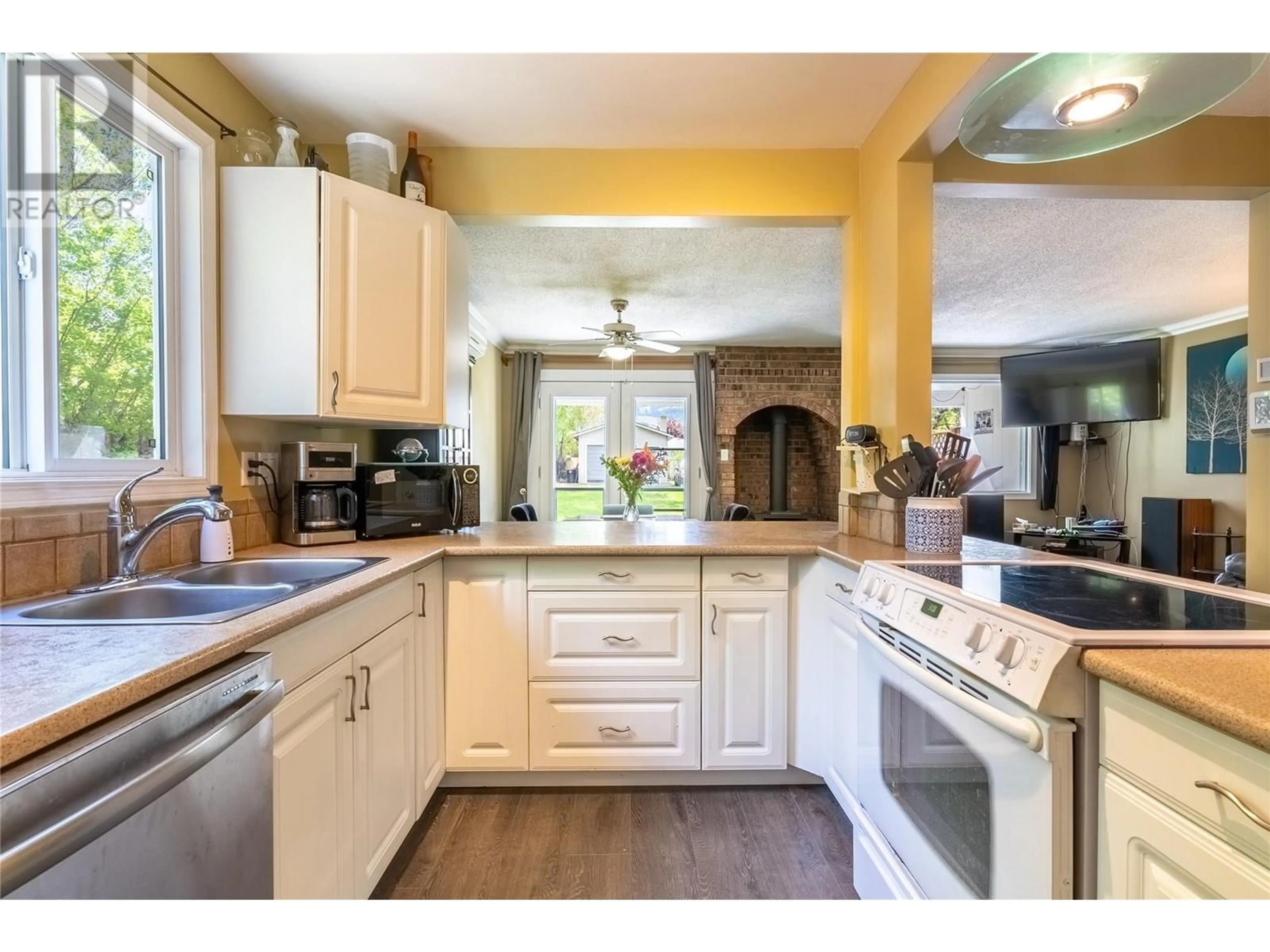 Open concept kitchen, unknown for 1645 TRANQUILLE ROAD, Kamloops British Columbia V2B3L3