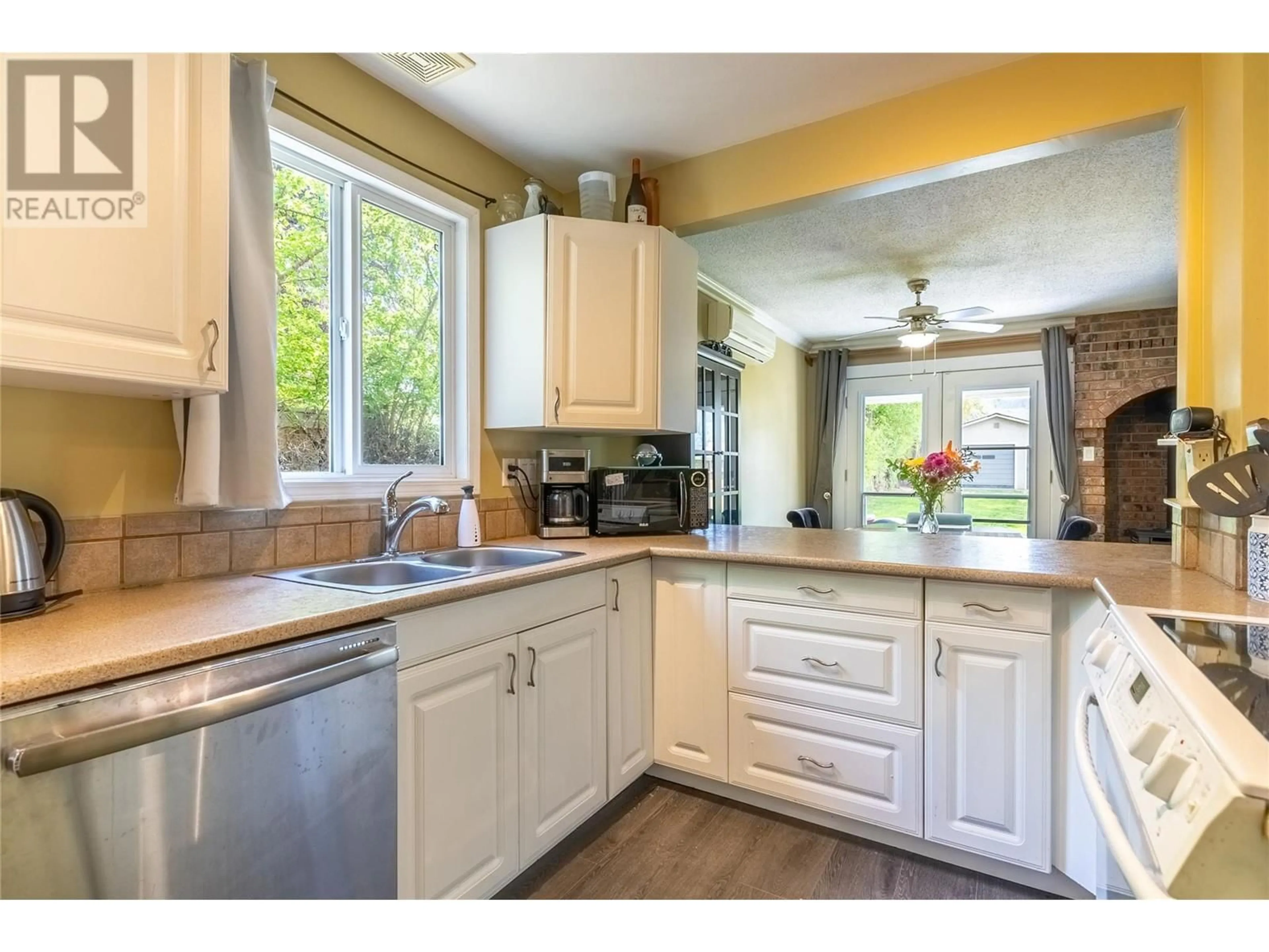 Open concept kitchen, unknown for 1645 TRANQUILLE ROAD, Kamloops British Columbia V2B3L3