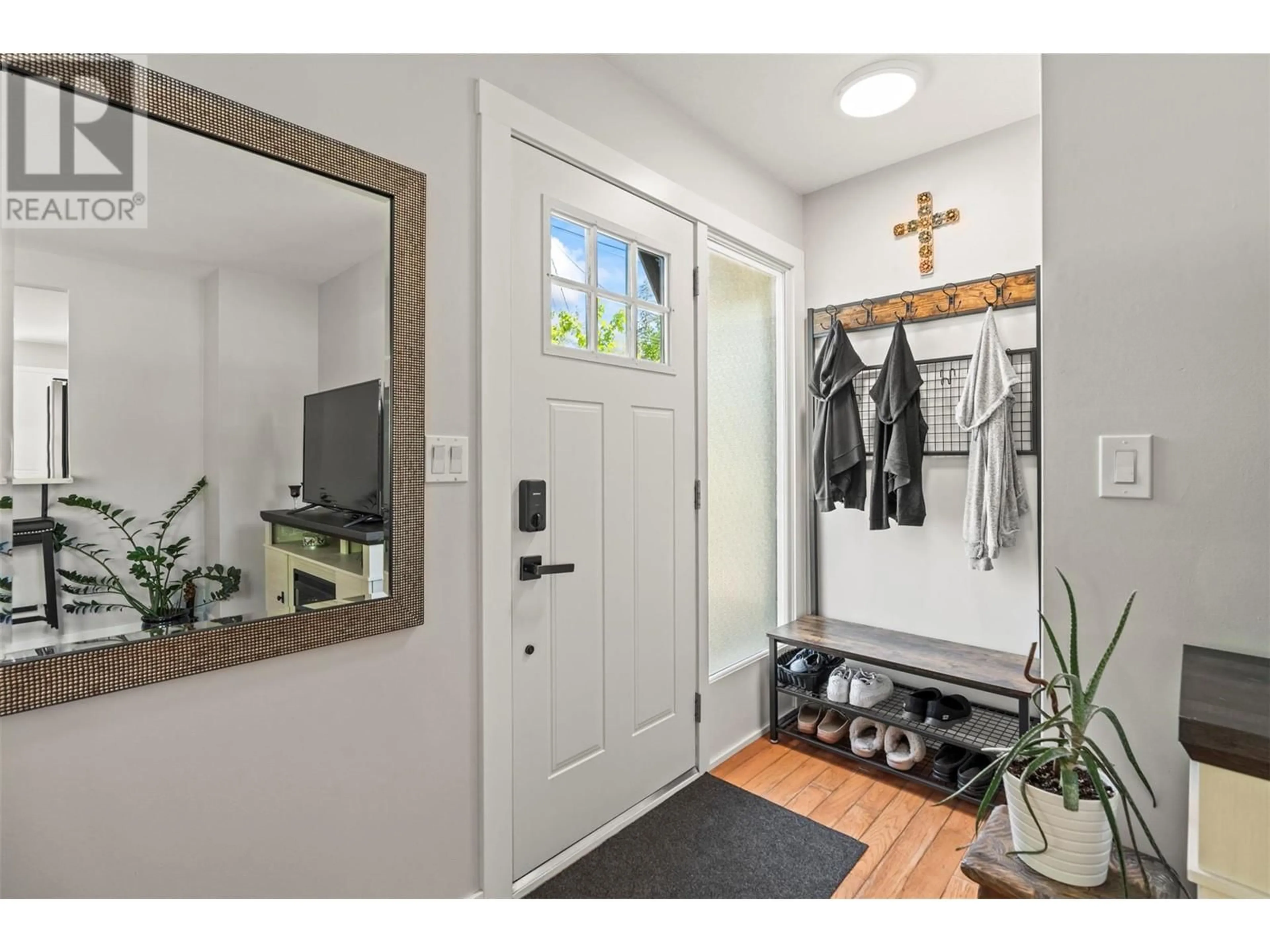 Indoor entryway for 2504 26 STREET, Vernon British Columbia V1T4T5