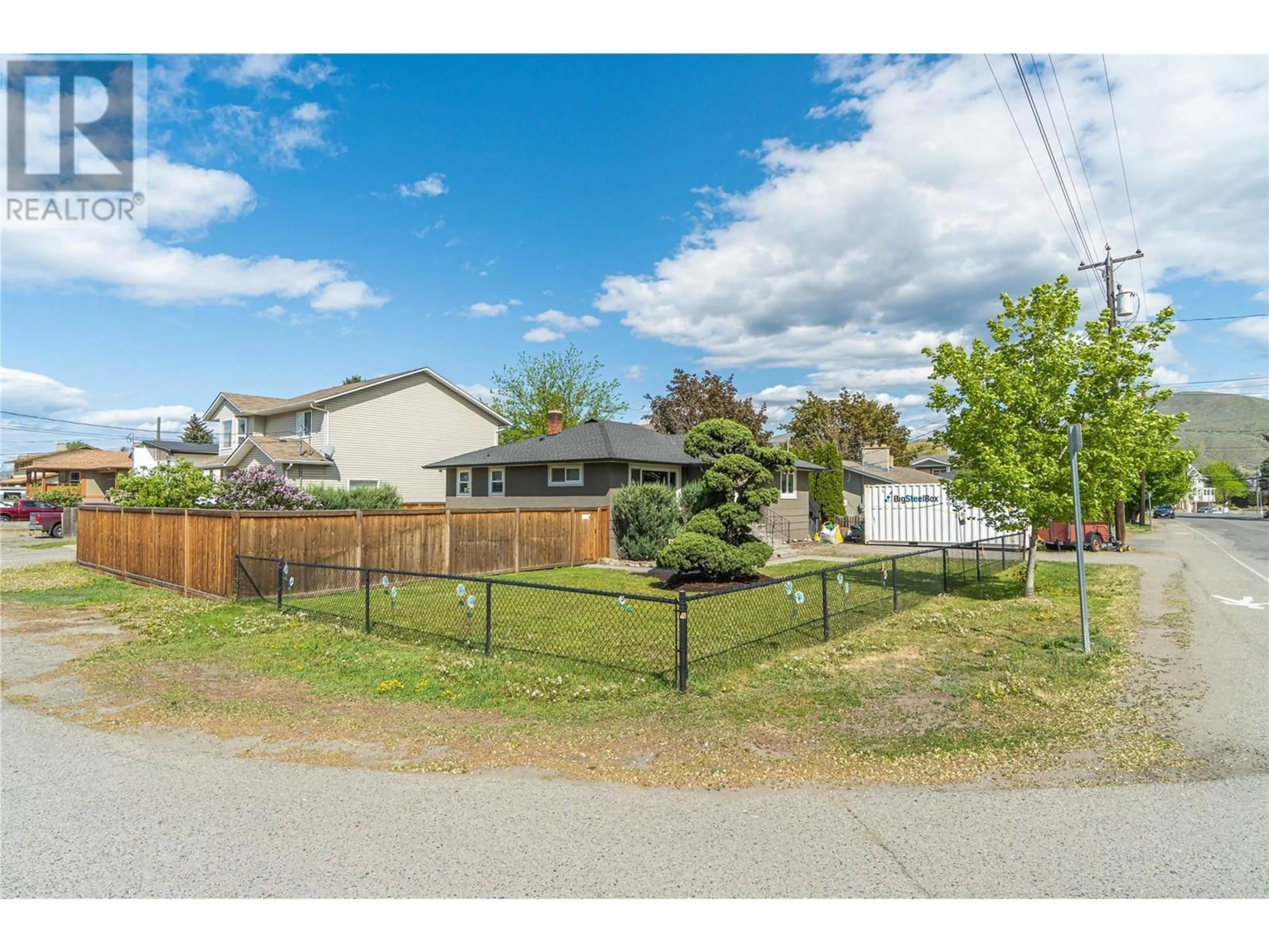 A pic from outside/outdoor area/front of a property/back of a property/a pic from drone, street for 862 DESMOND STREET, Kamloops British Columbia V2B5K5