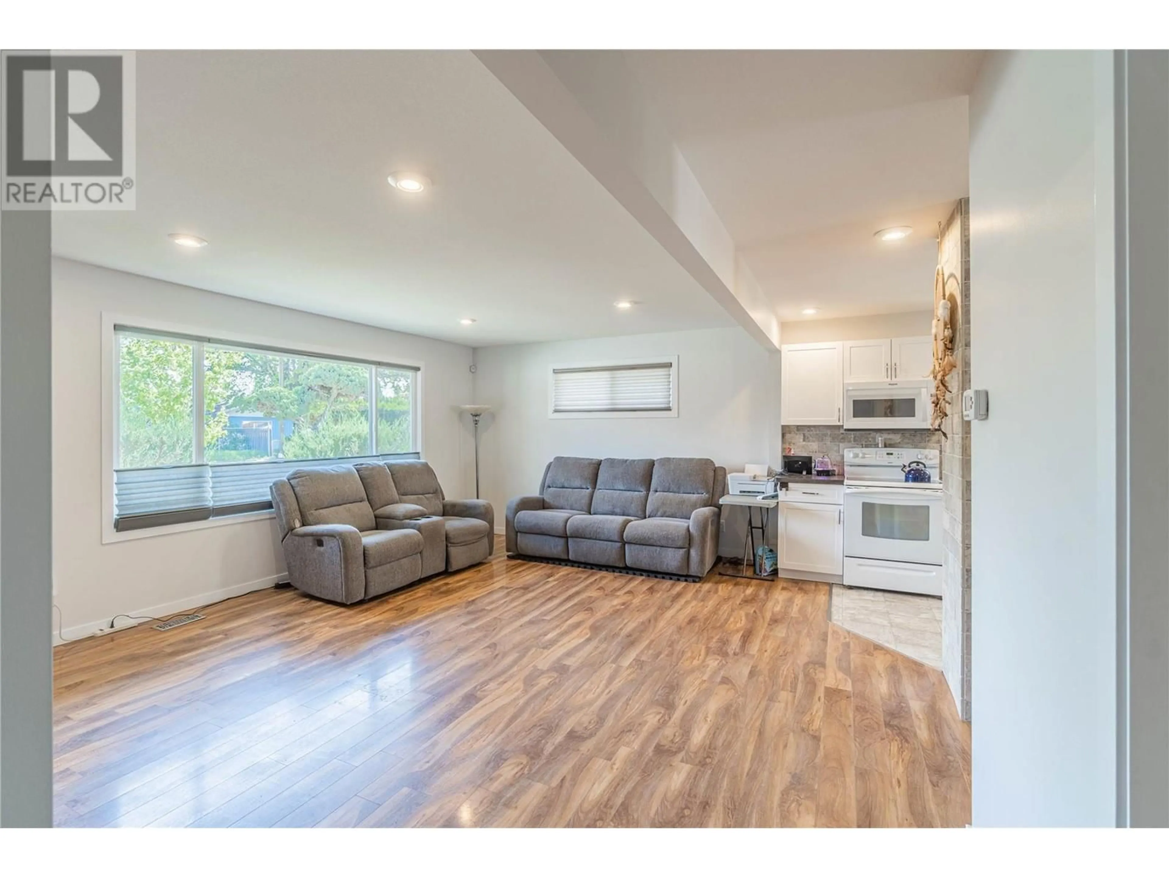 Living room with furniture, wood/laminate floor for 862 DESMOND STREET, Kamloops British Columbia V2B5K5