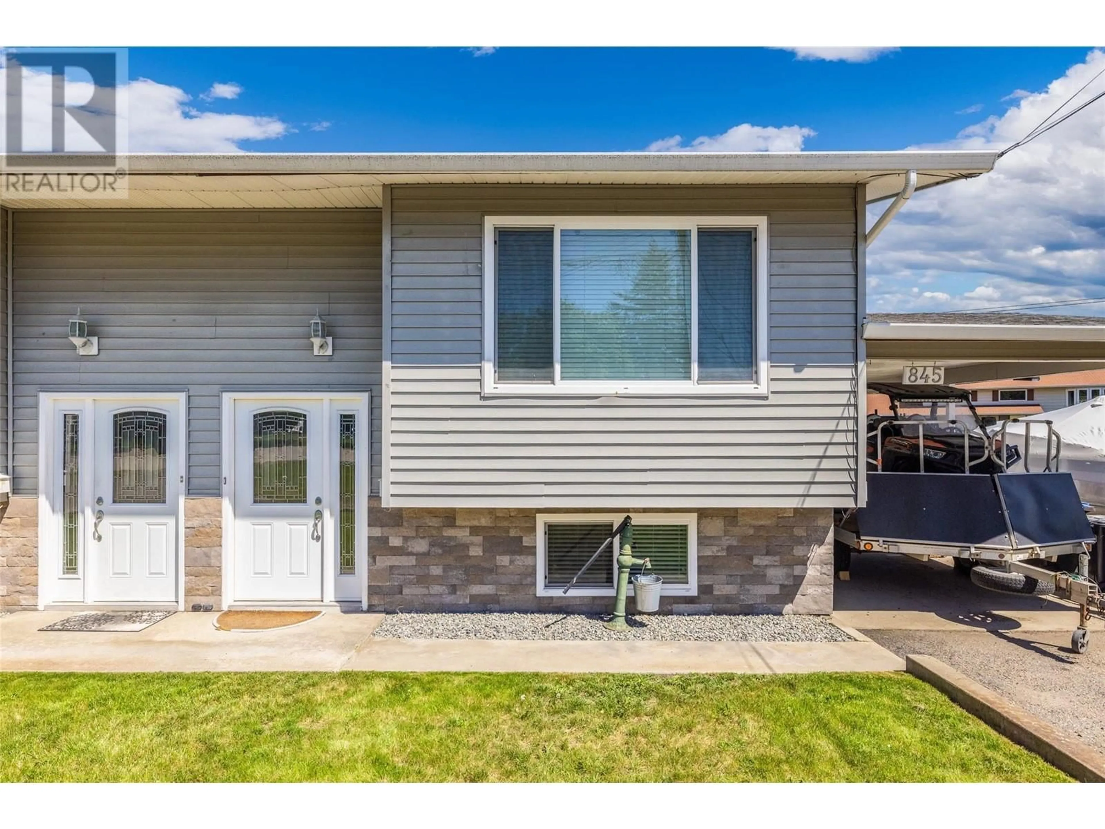Home with vinyl exterior material, street for 845 MATT ROAD, Kelowna British Columbia V1X3W2