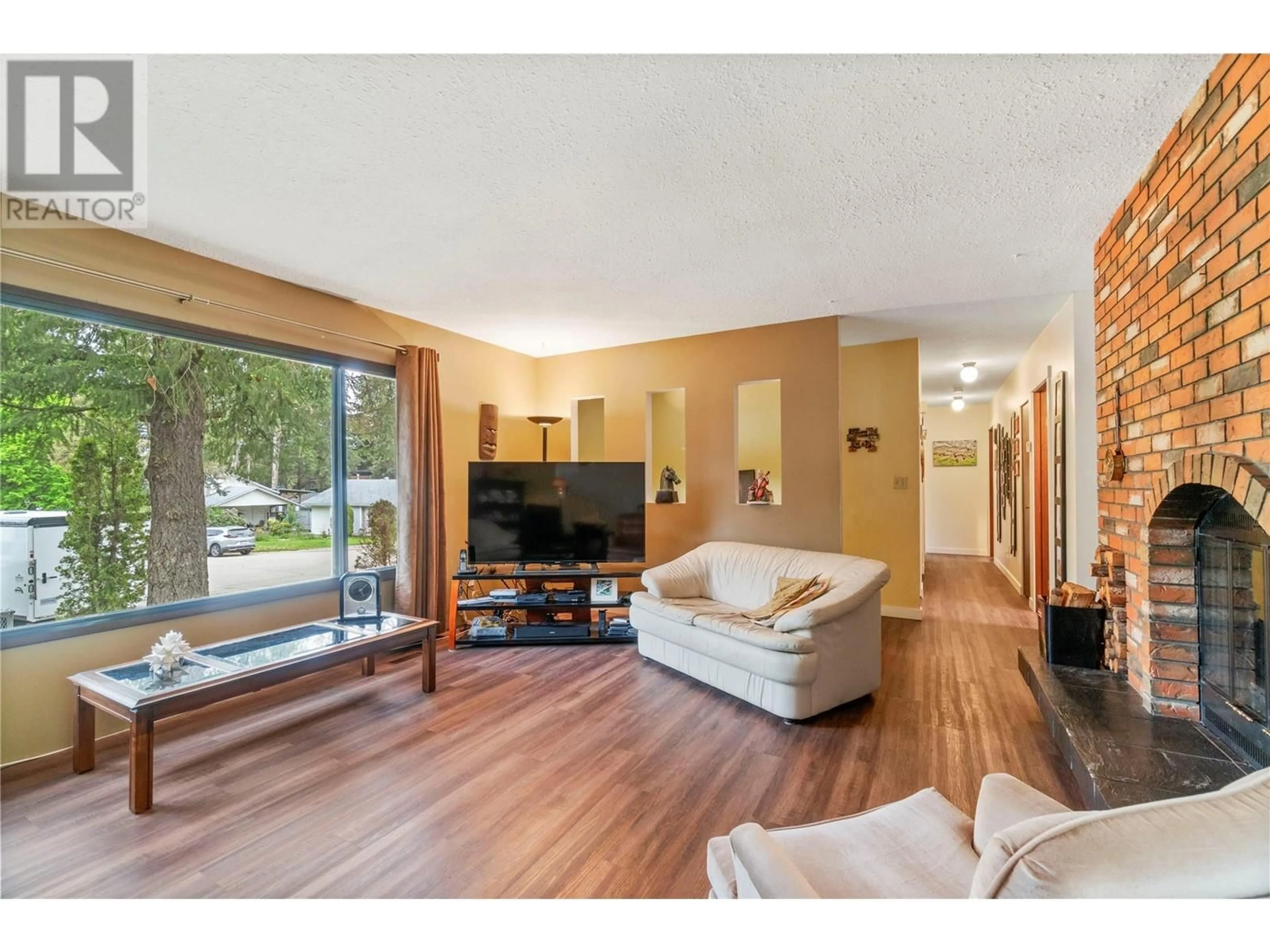 Living room with furniture, wood/laminate floor for 2470 8 AVENUE SOUTHEAST, Salmon Arm British Columbia V1E2H8