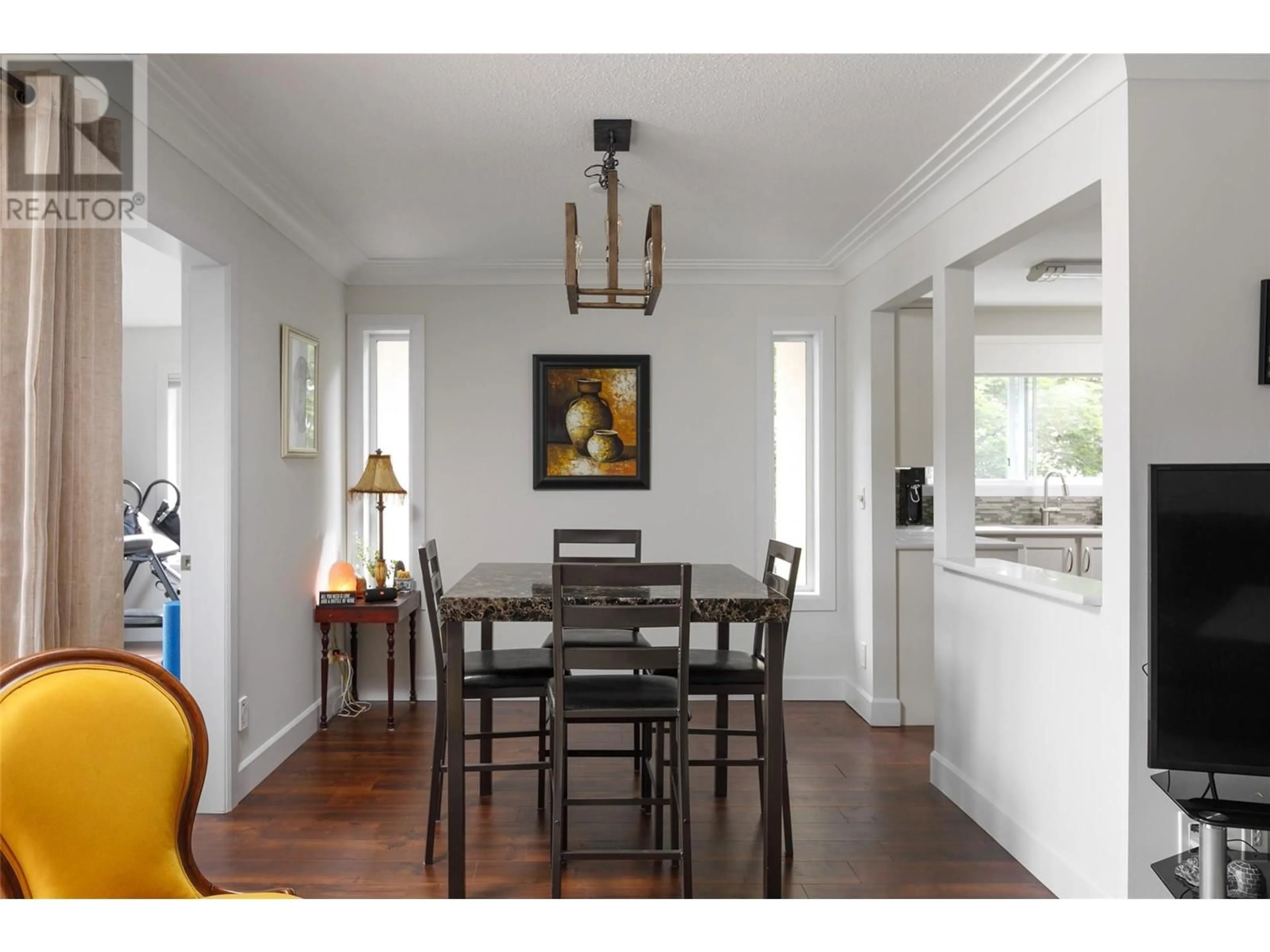 Dining room, wood/laminate floor for 202 - 1055 LAWRENCE AVENUE, Kelowna British Columbia V1Y6M3