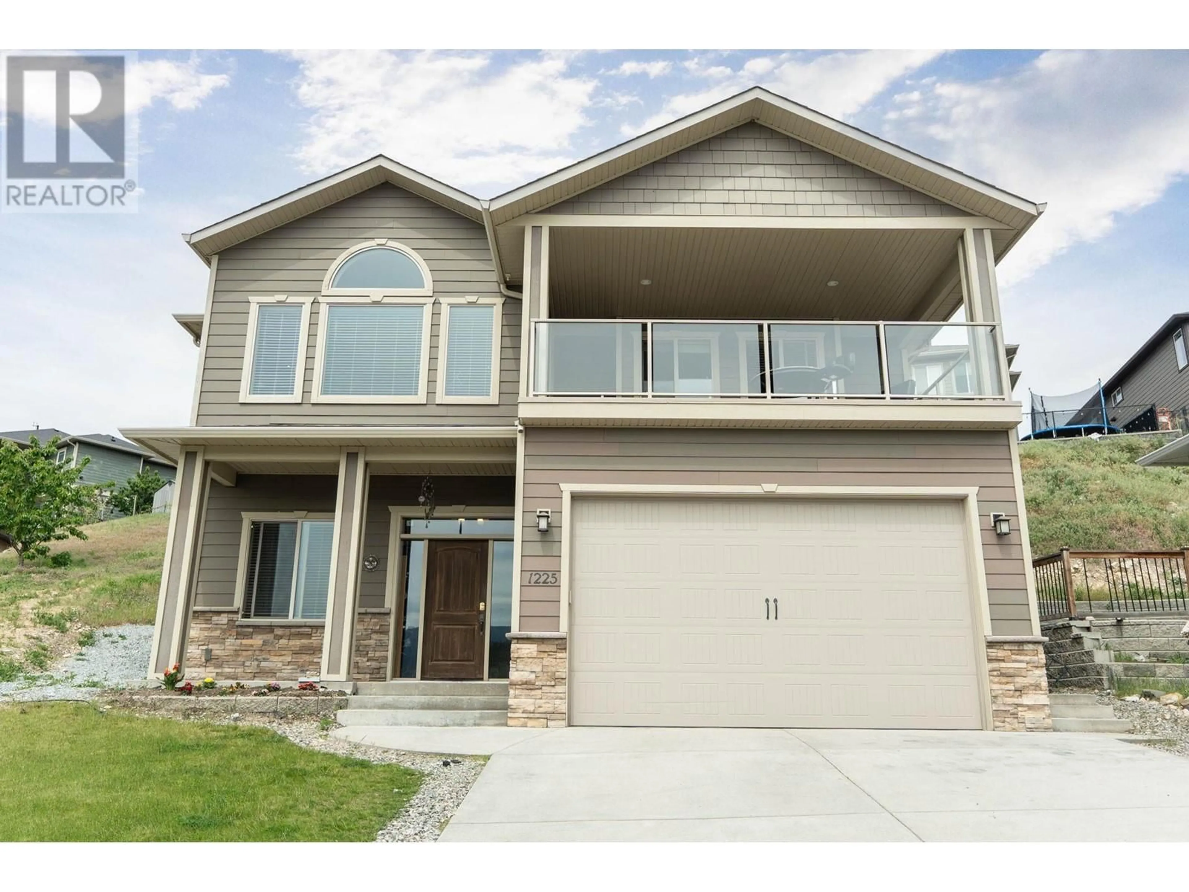 Home with vinyl exterior material, street for 1225 HUME AVENUE, Kelowna British Columbia V1P1S3