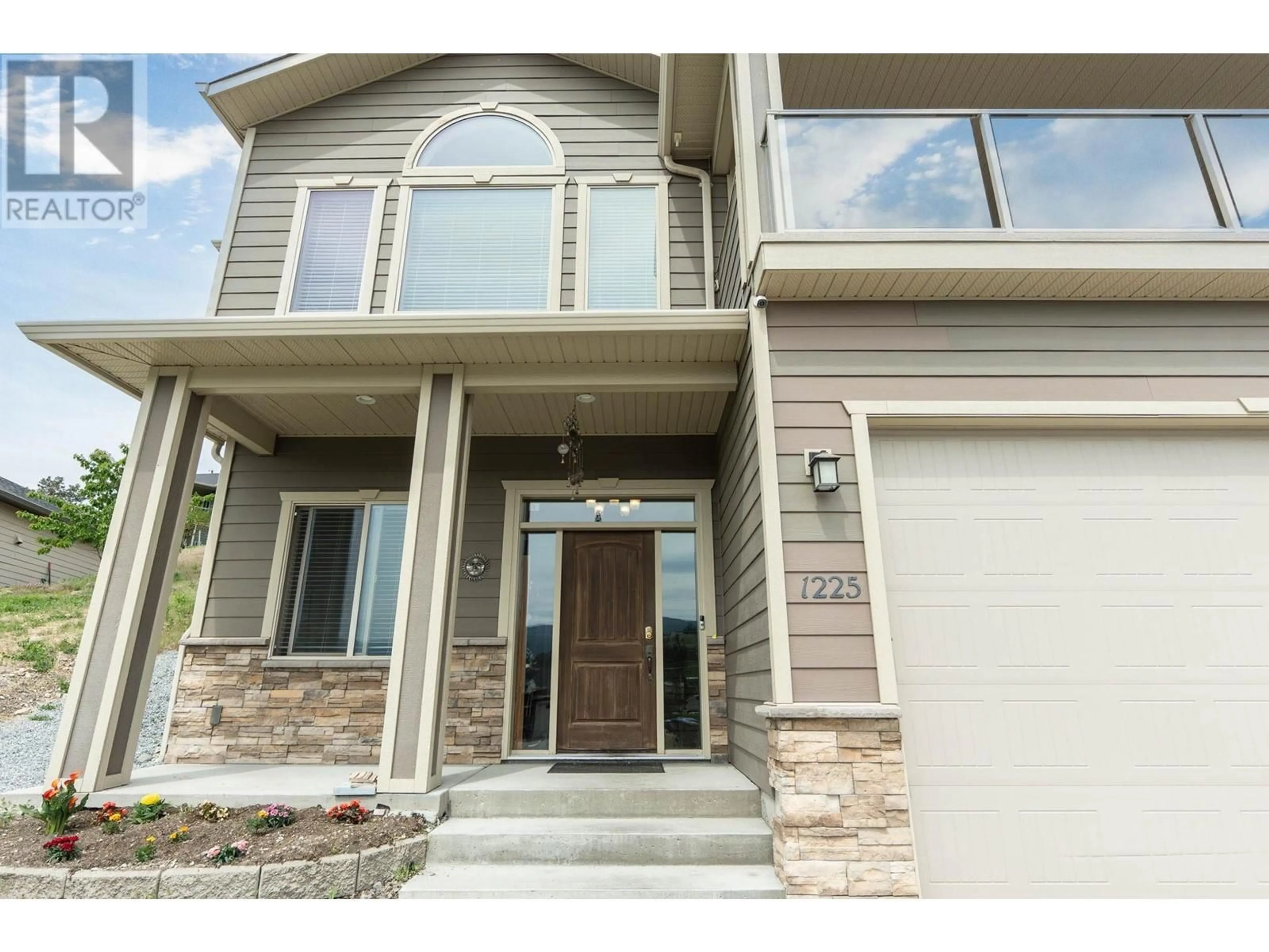 Home with vinyl exterior material, street for 1225 HUME AVENUE, Kelowna British Columbia V1P1S3