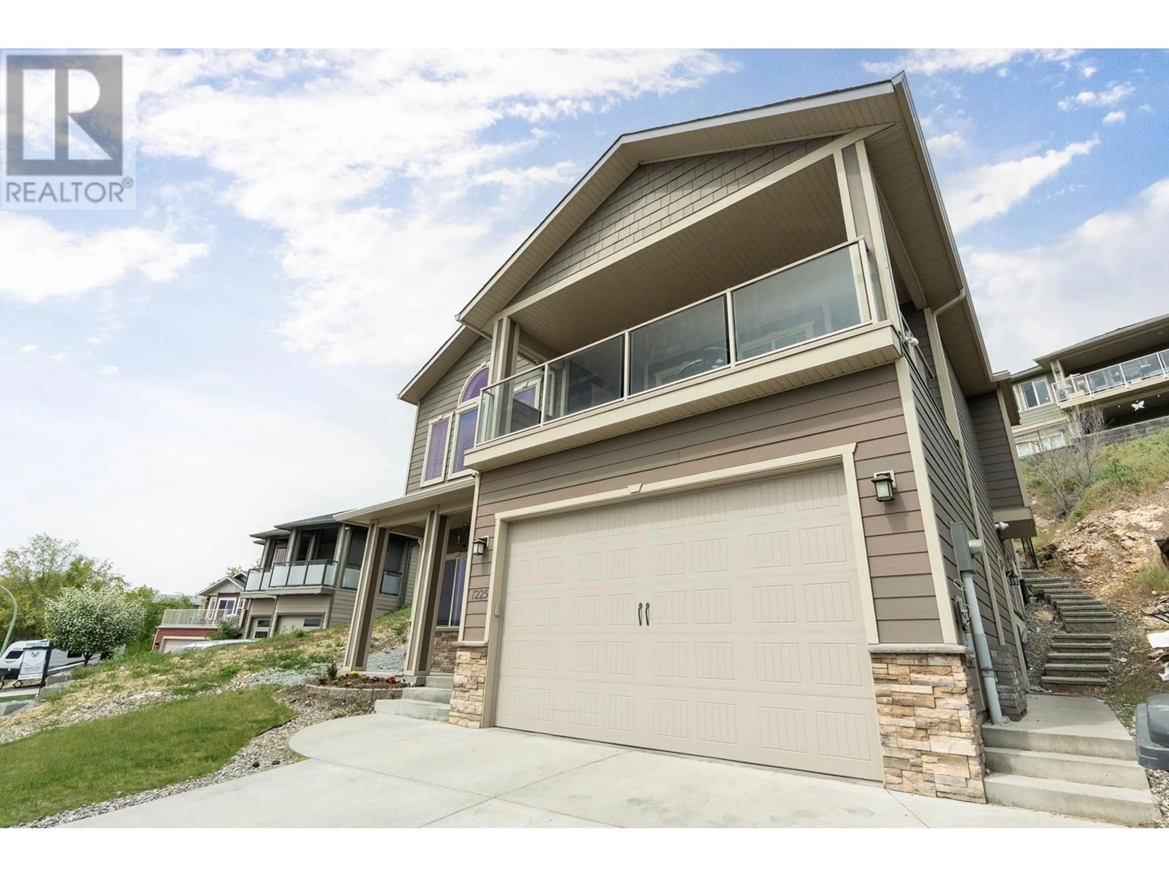 Home with vinyl exterior material, unknown for 1225 HUME AVENUE, Kelowna British Columbia V1P1S3