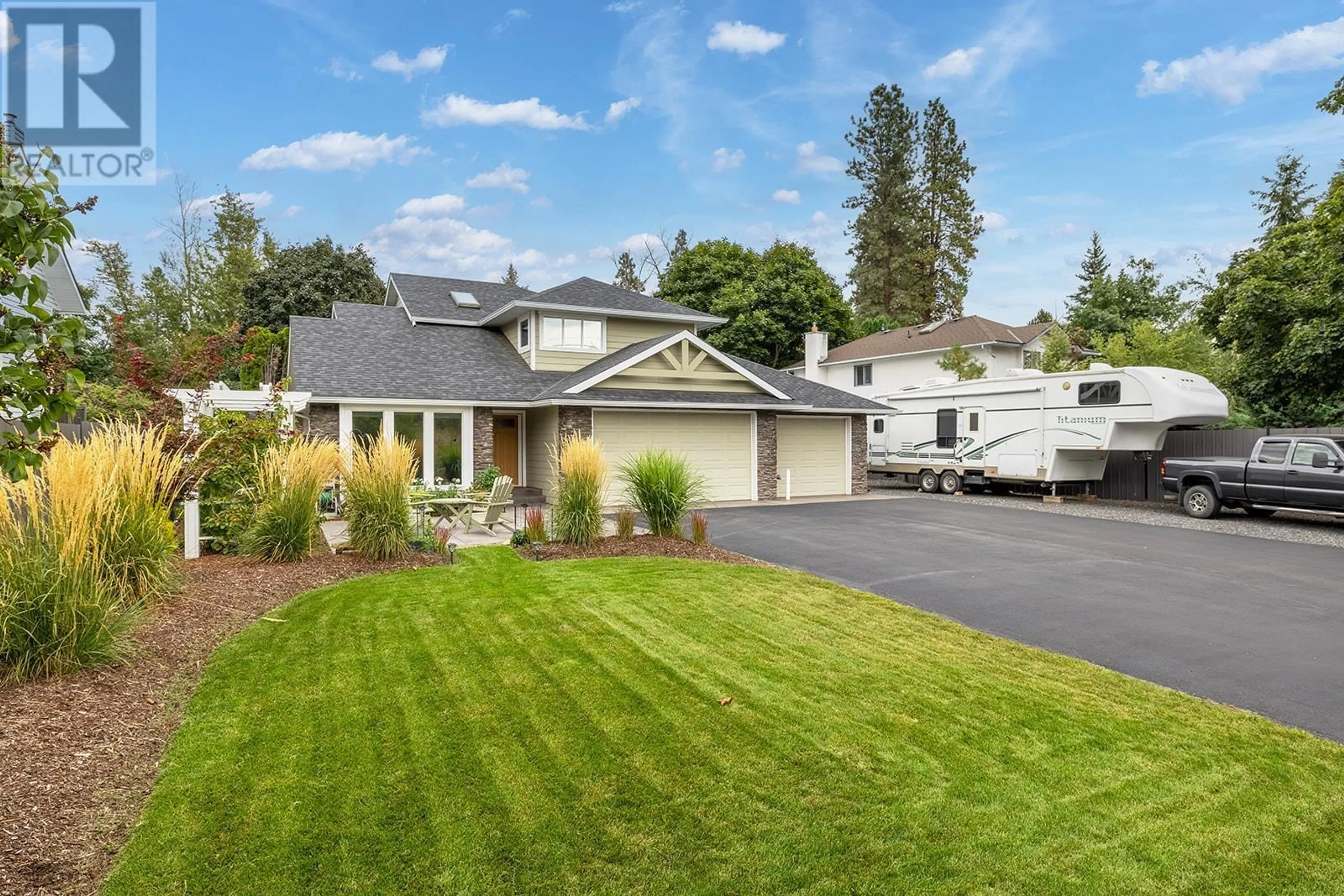 Home with vinyl exterior material, unknown for 3135 HALL ROAD, Kelowna British Columbia V1W2R7
