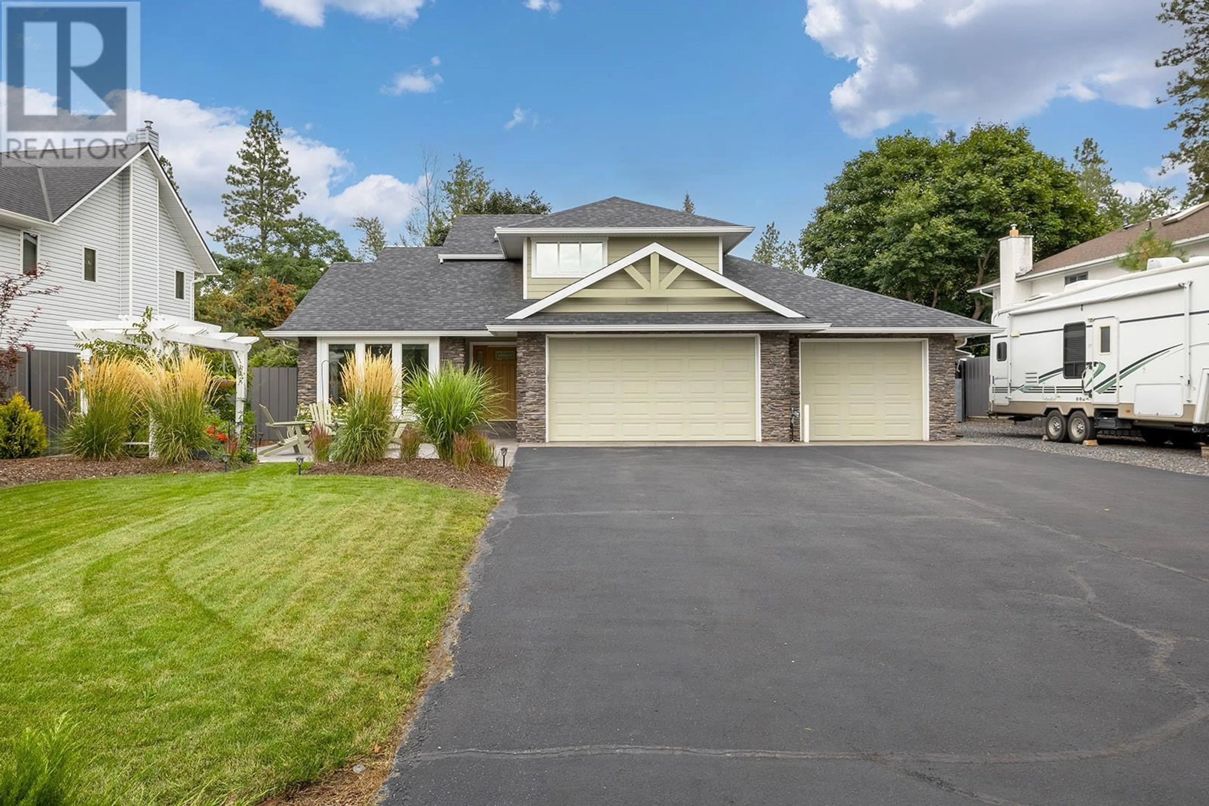 Home with vinyl exterior material, street for 3135 HALL ROAD, Kelowna British Columbia V1W2R7