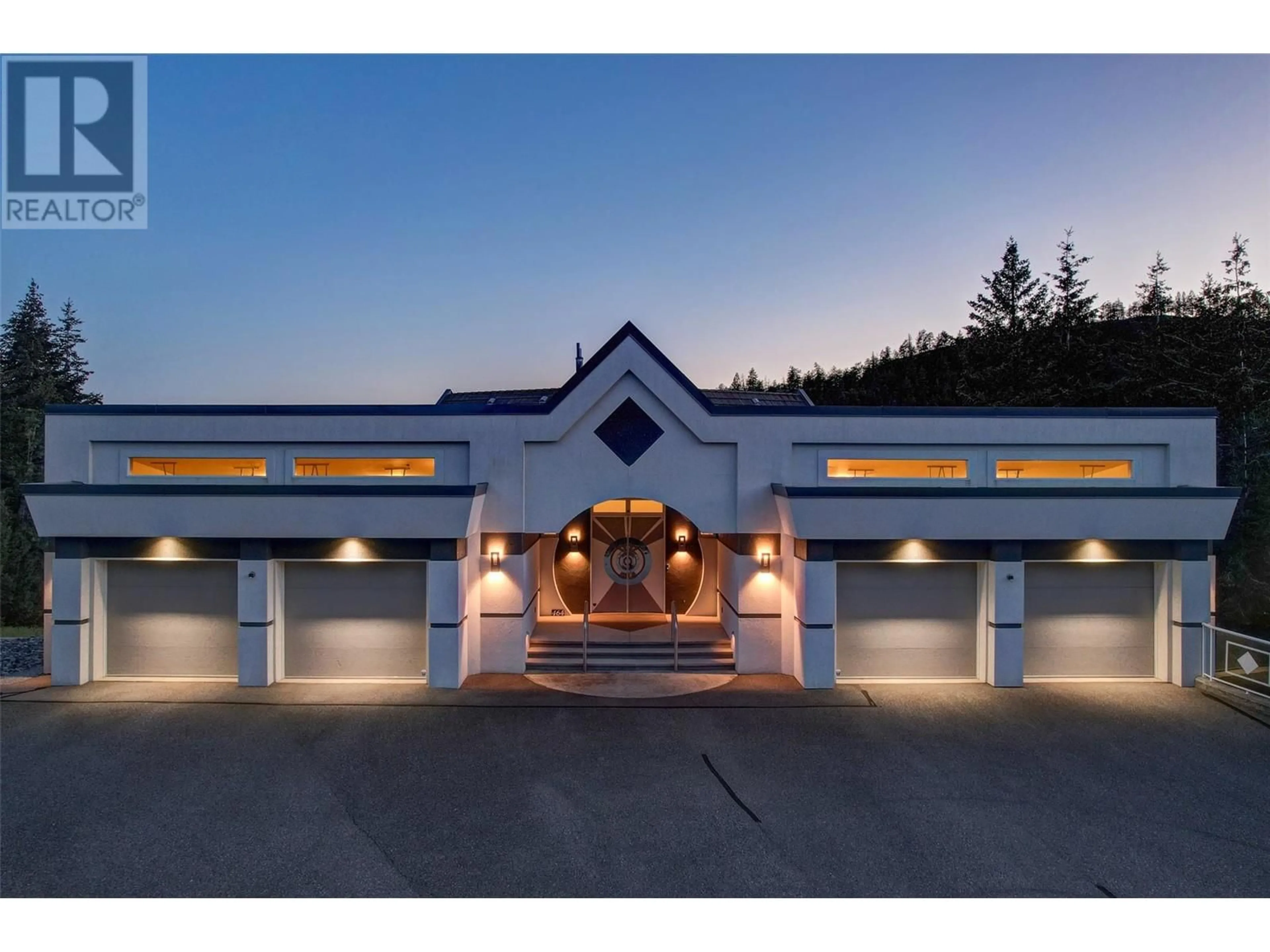 Indoor foyer for 464 GRAINGER ROAD, Kelowna British Columbia V1V1C8