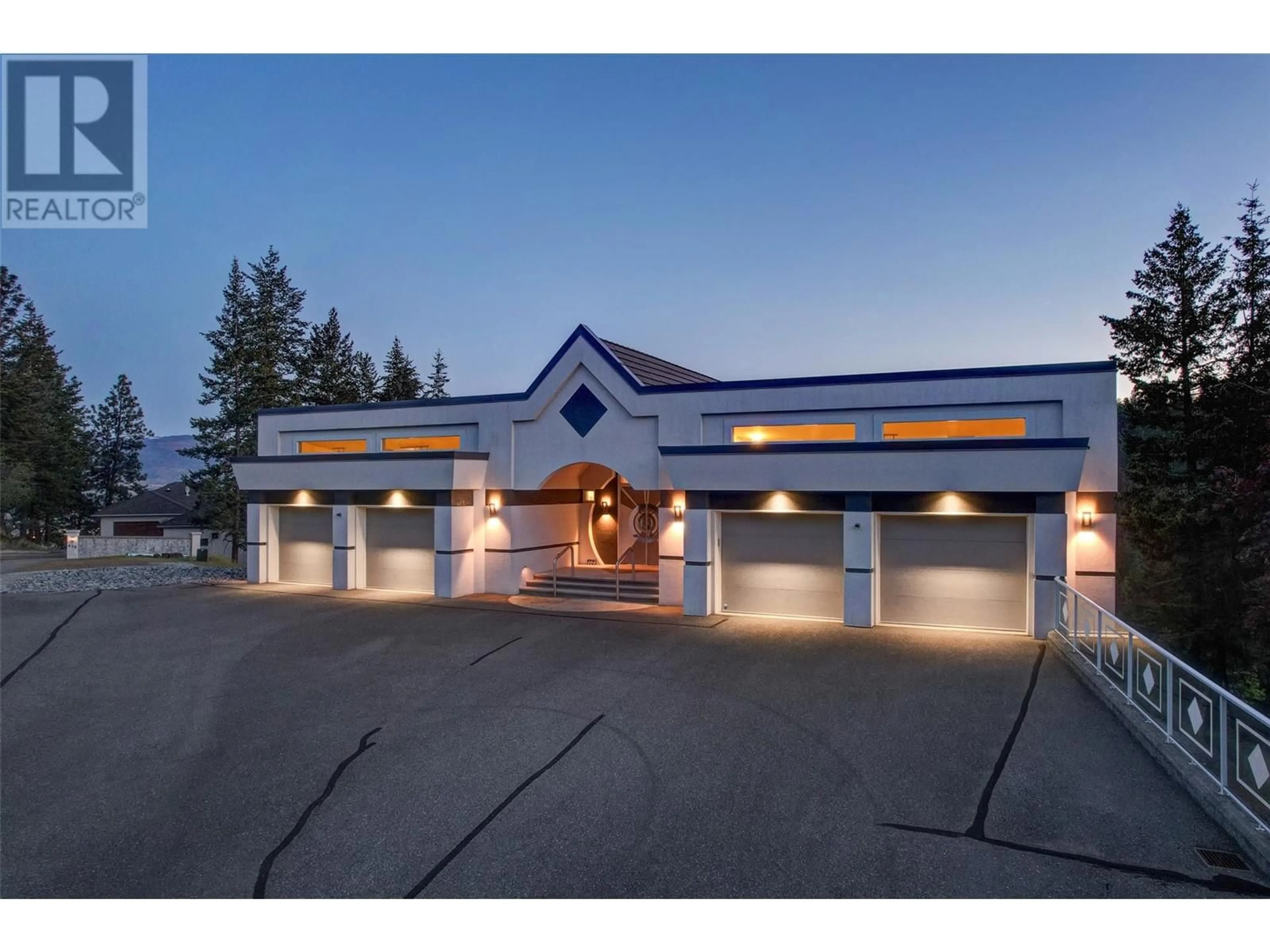 Indoor foyer for 464 GRAINGER ROAD, Kelowna British Columbia V1V1C8