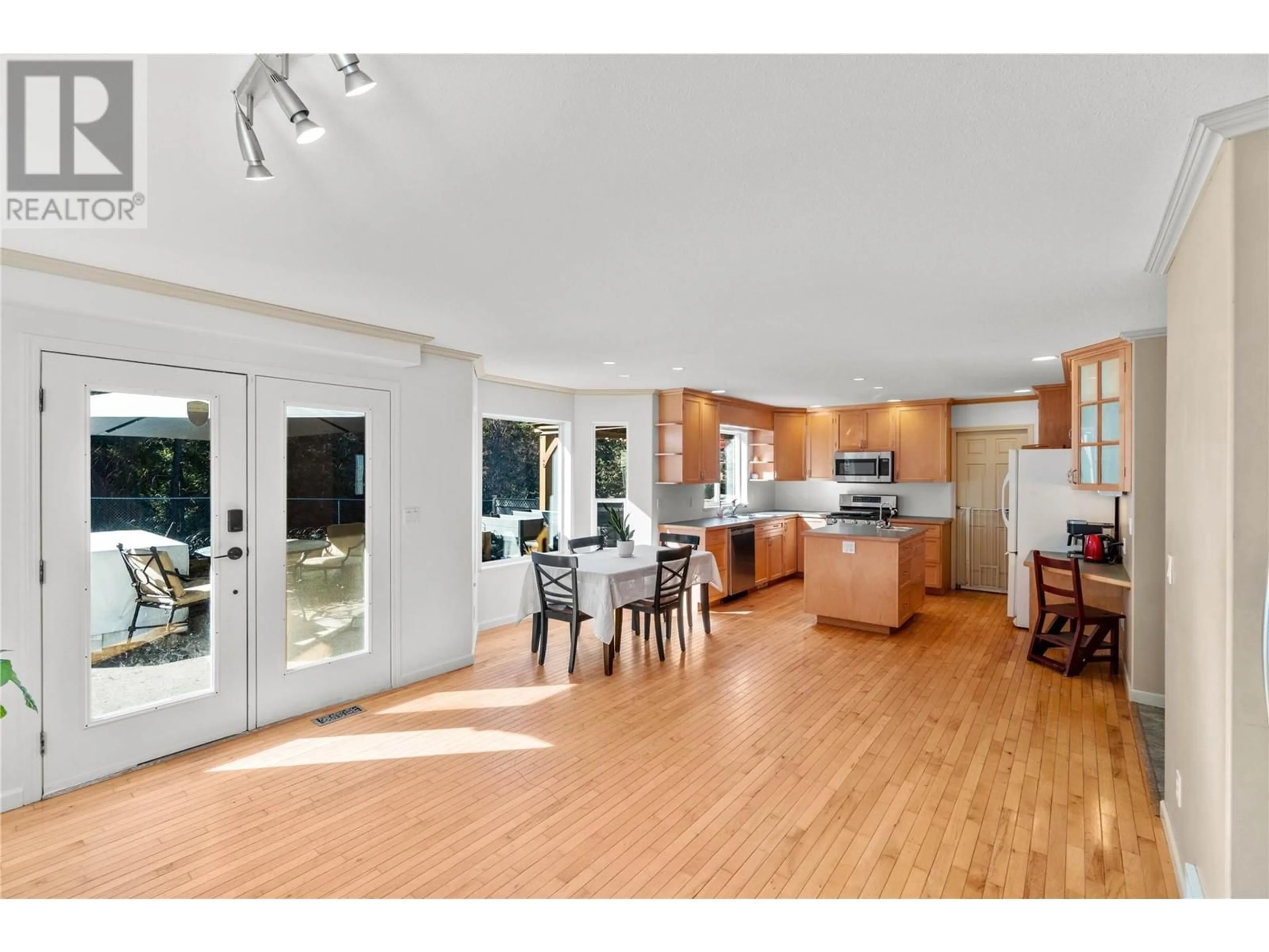 Open concept kitchen, unknown for 4942 WOODLAND COURT, Kamloops British Columbia V2C6V5
