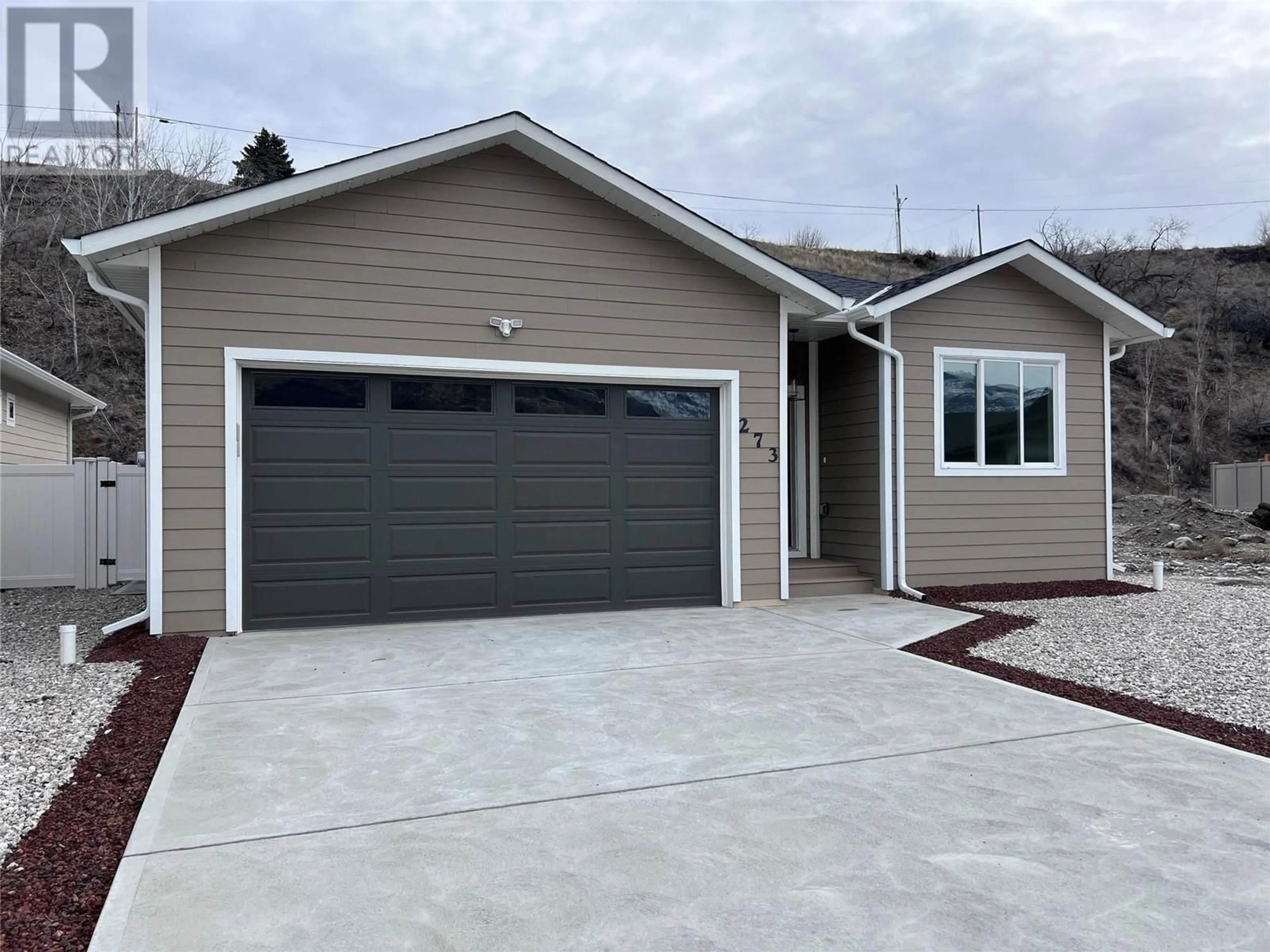Home with vinyl exterior material, street for 285 BENTGRASS AVENUE, Oliver British Columbia V0H1T3