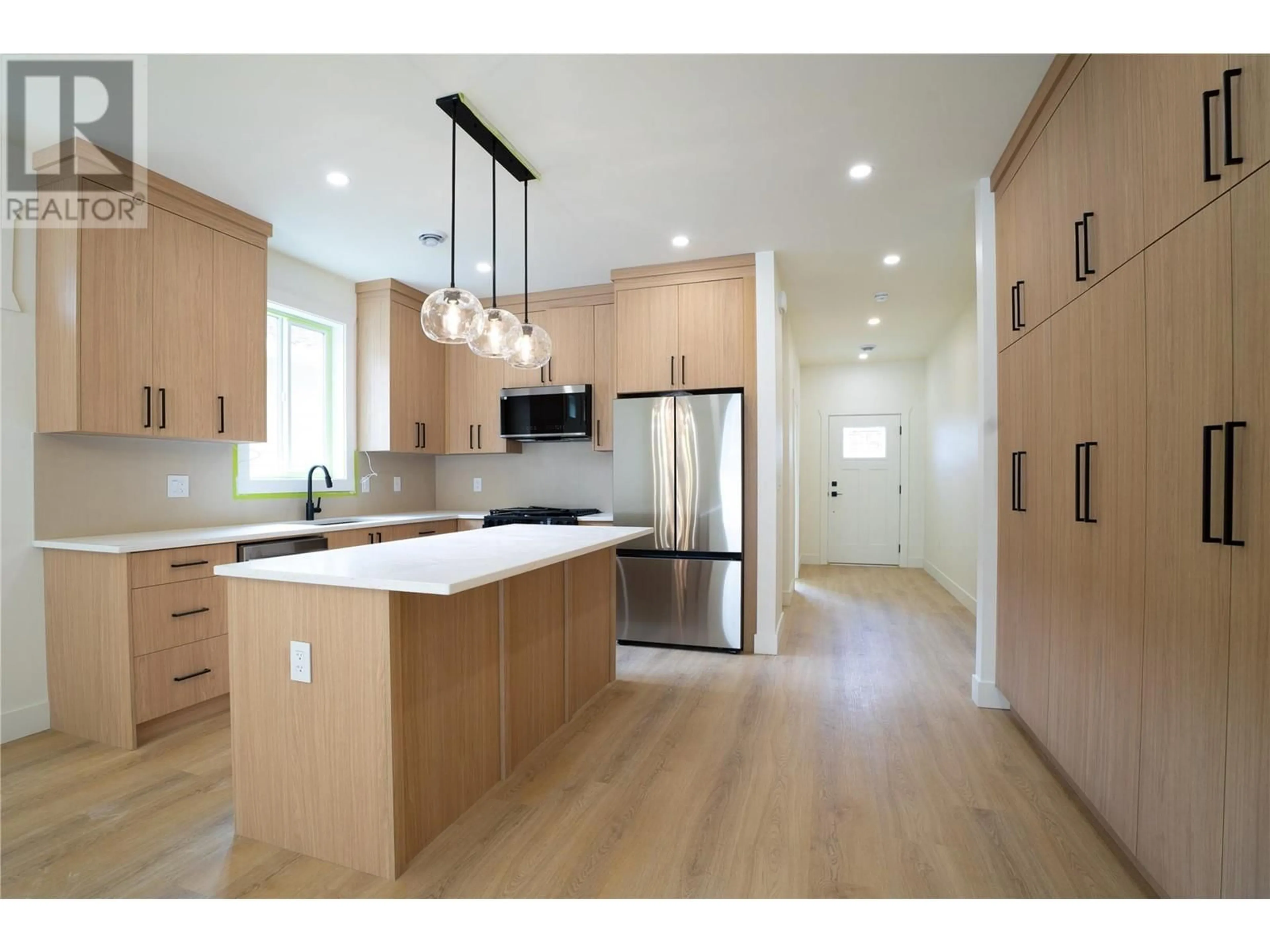 Open concept kitchen, wood/laminate floor for 285 BENTGRASS AVENUE, Oliver British Columbia V0H1T3