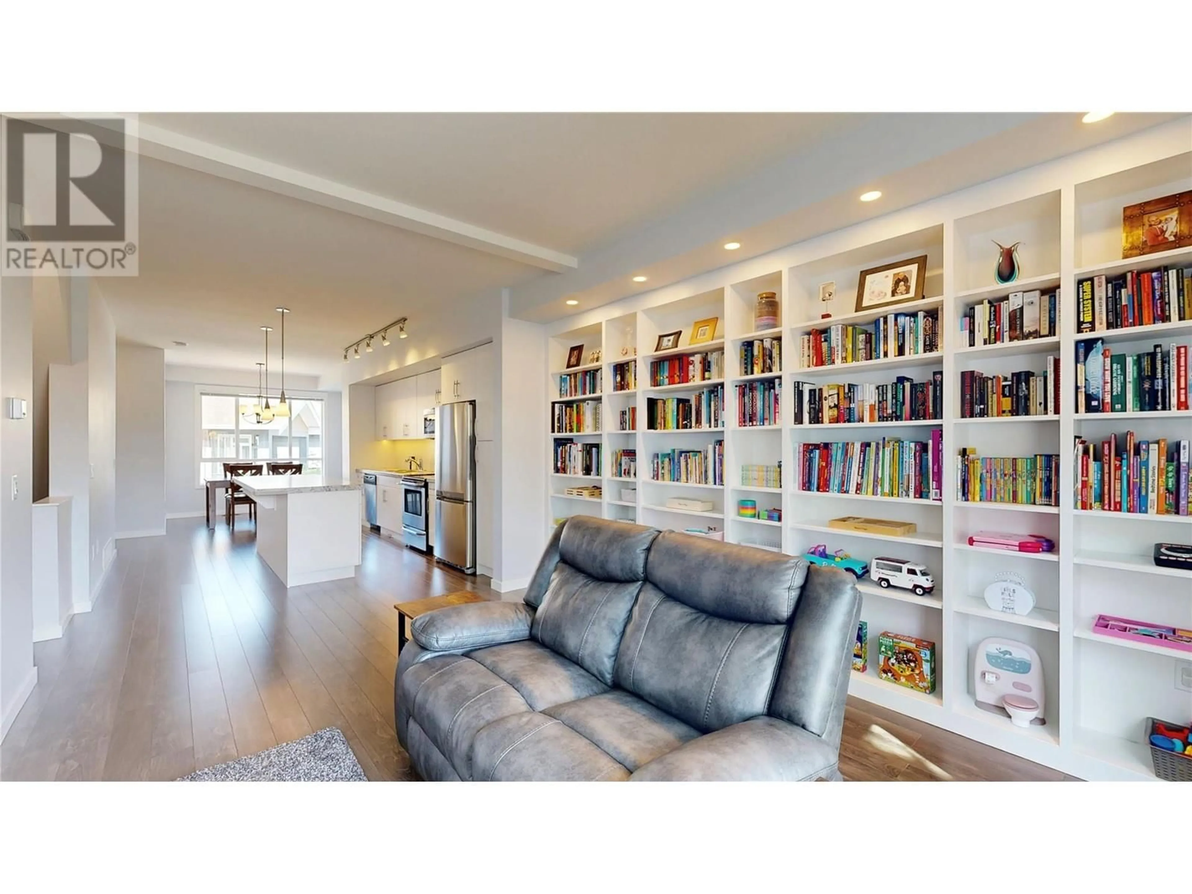 Living room with furniture, wood/laminate floor for 43 - 625 BOYNTON PLACE, Kelowna British Columbia V1V3B5