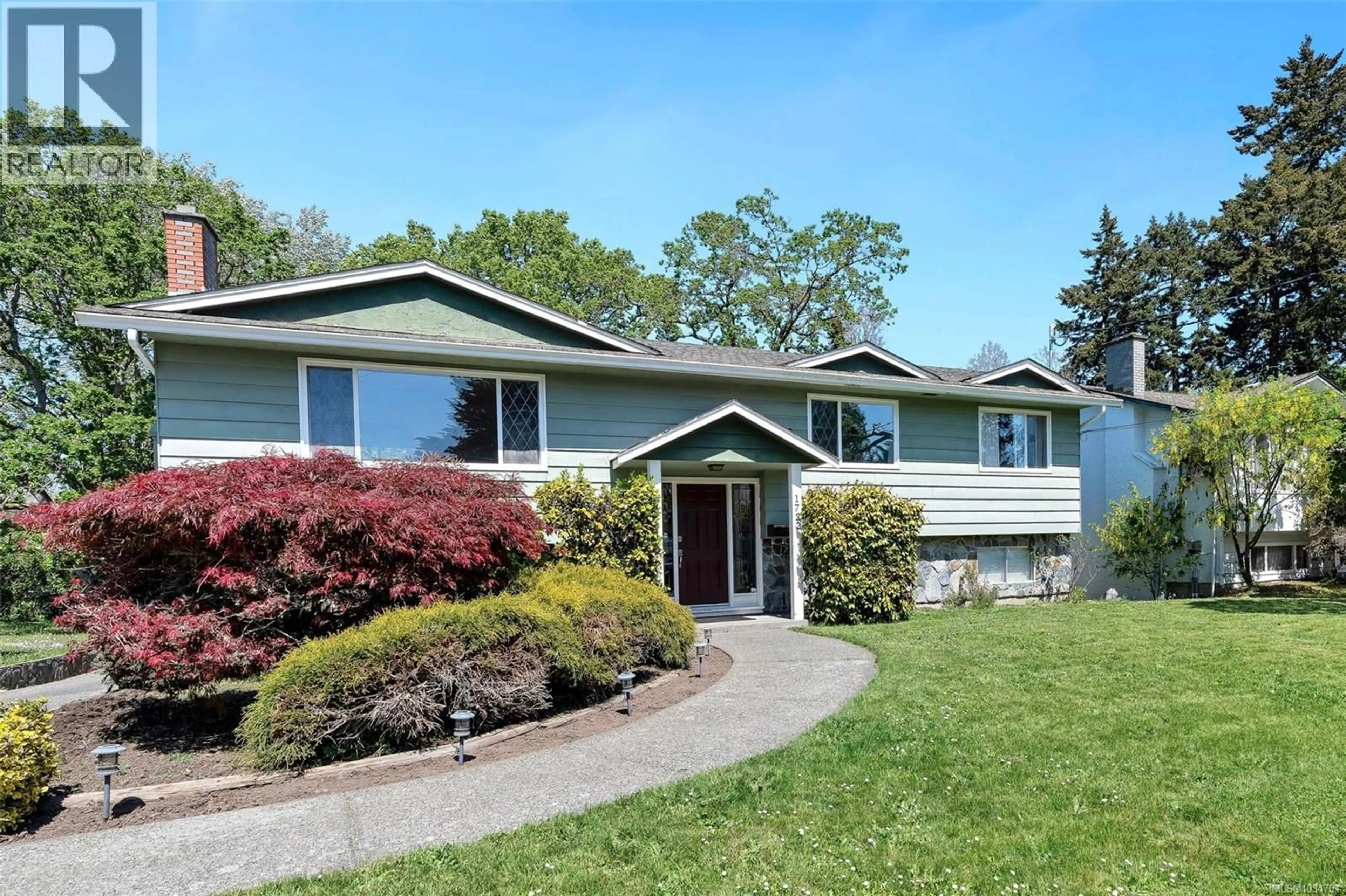 Home with vinyl exterior material, street for 1722 JEFFERSON AVENUE, Saanich British Columbia V8N2B4