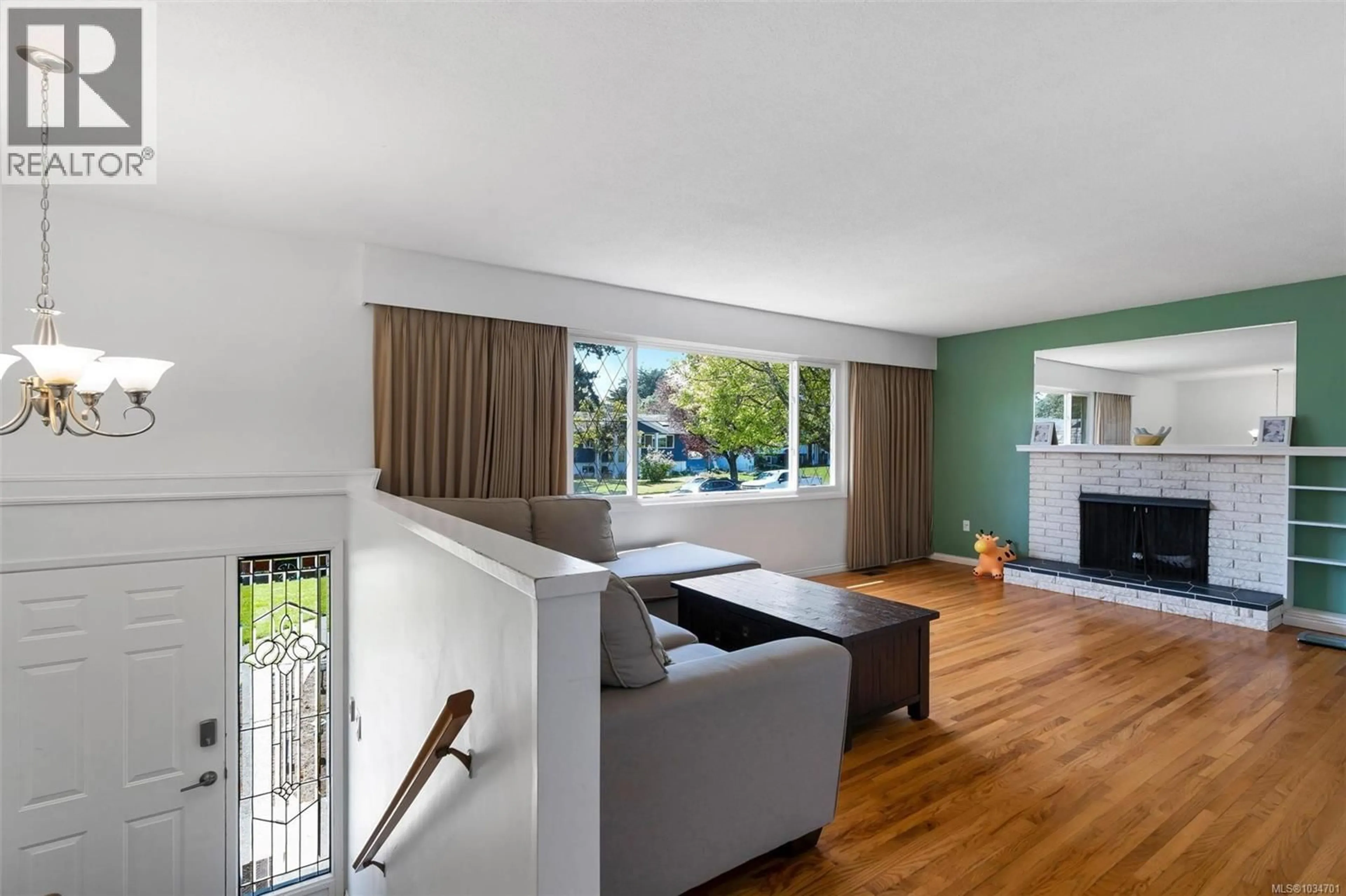 Living room with furniture, wood/laminate floor for 1722 JEFFERSON AVENUE, Saanich British Columbia V8N2B4
