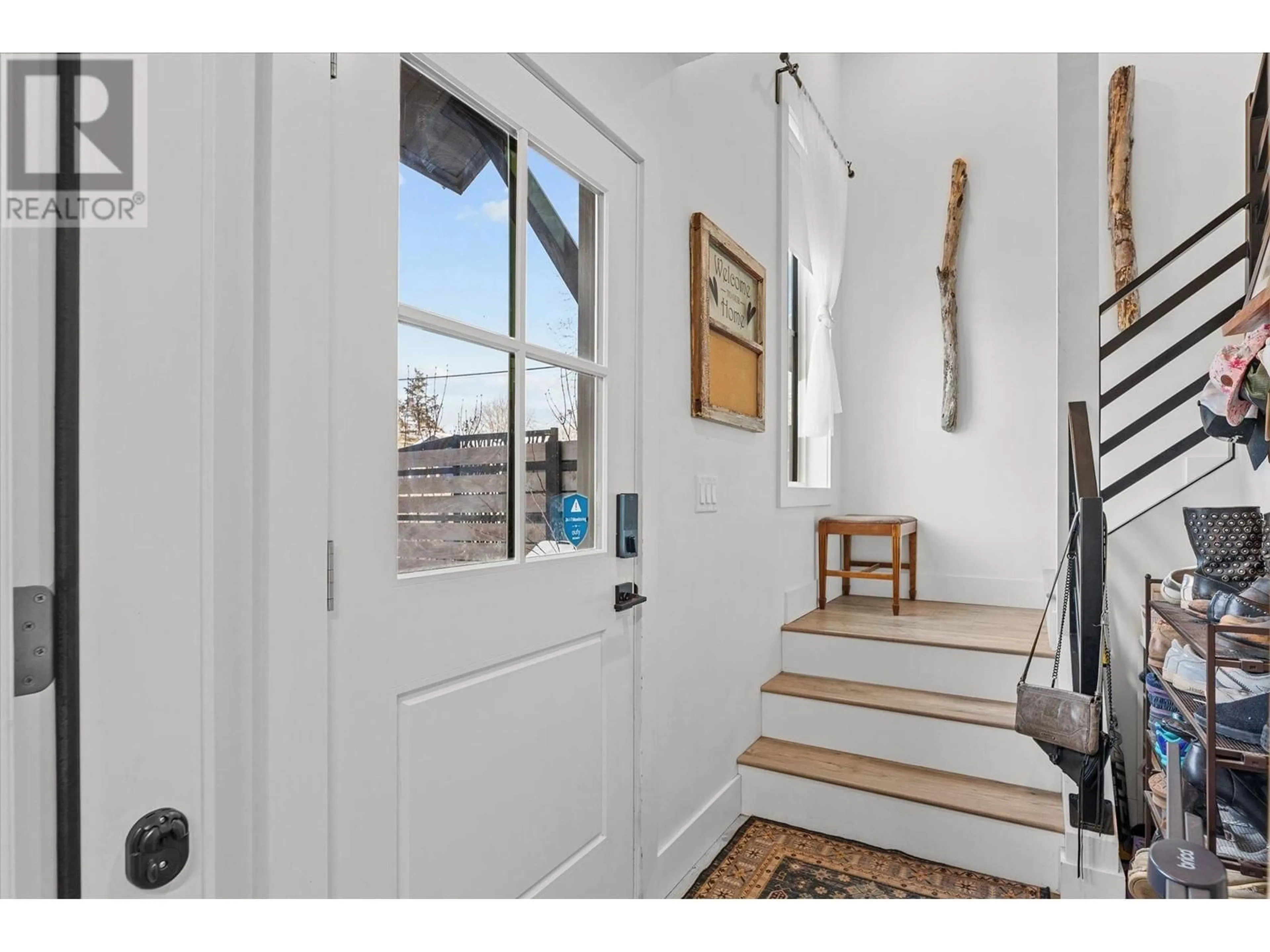 Indoor entryway for 202 - 3911 27 AVENUE, Vernon British Columbia V1T1S8