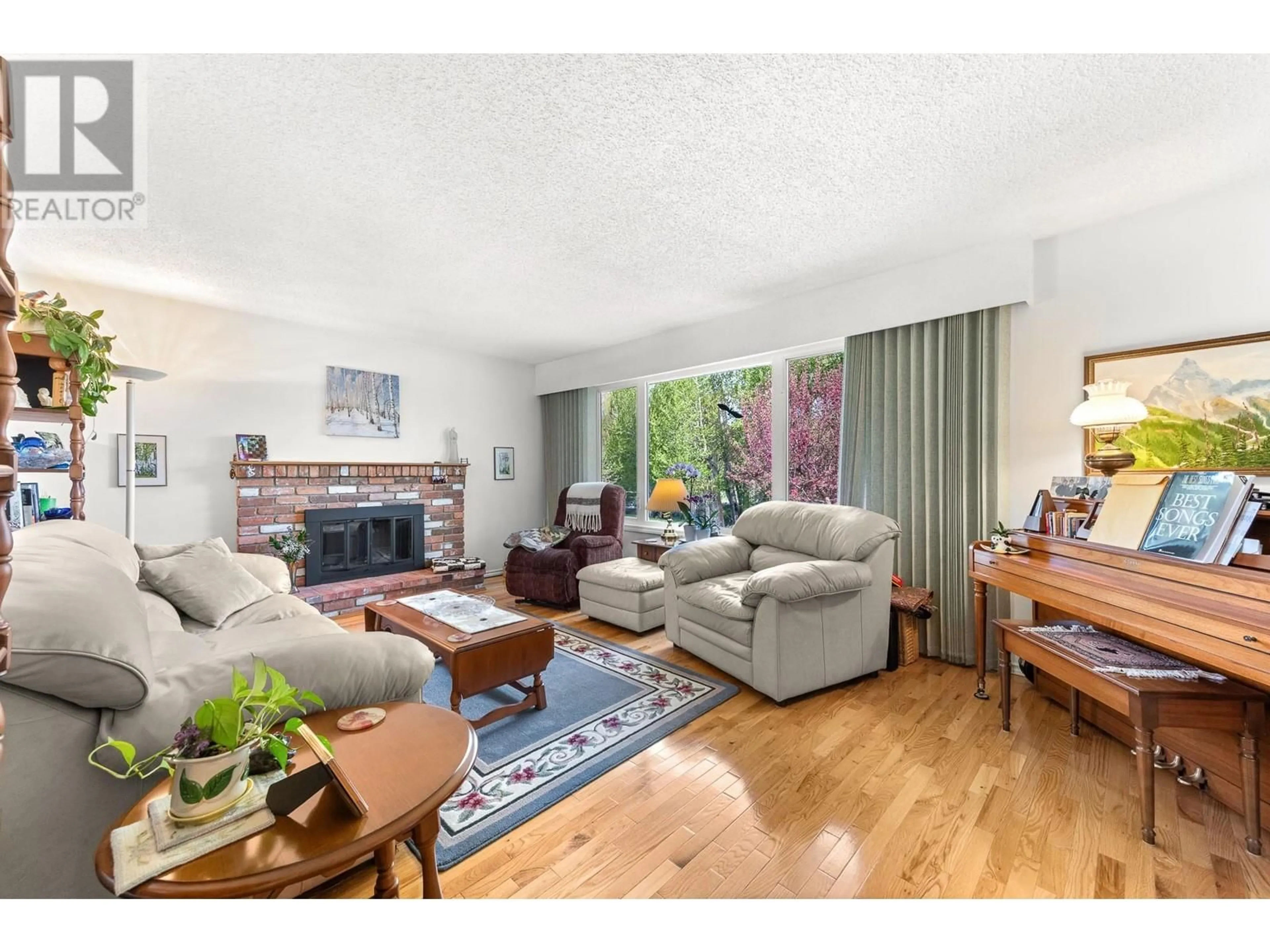 Living room with furniture, wood/laminate floor for 1700 6 STREET SOUTH, Cranbrook British Columbia V1C1M3