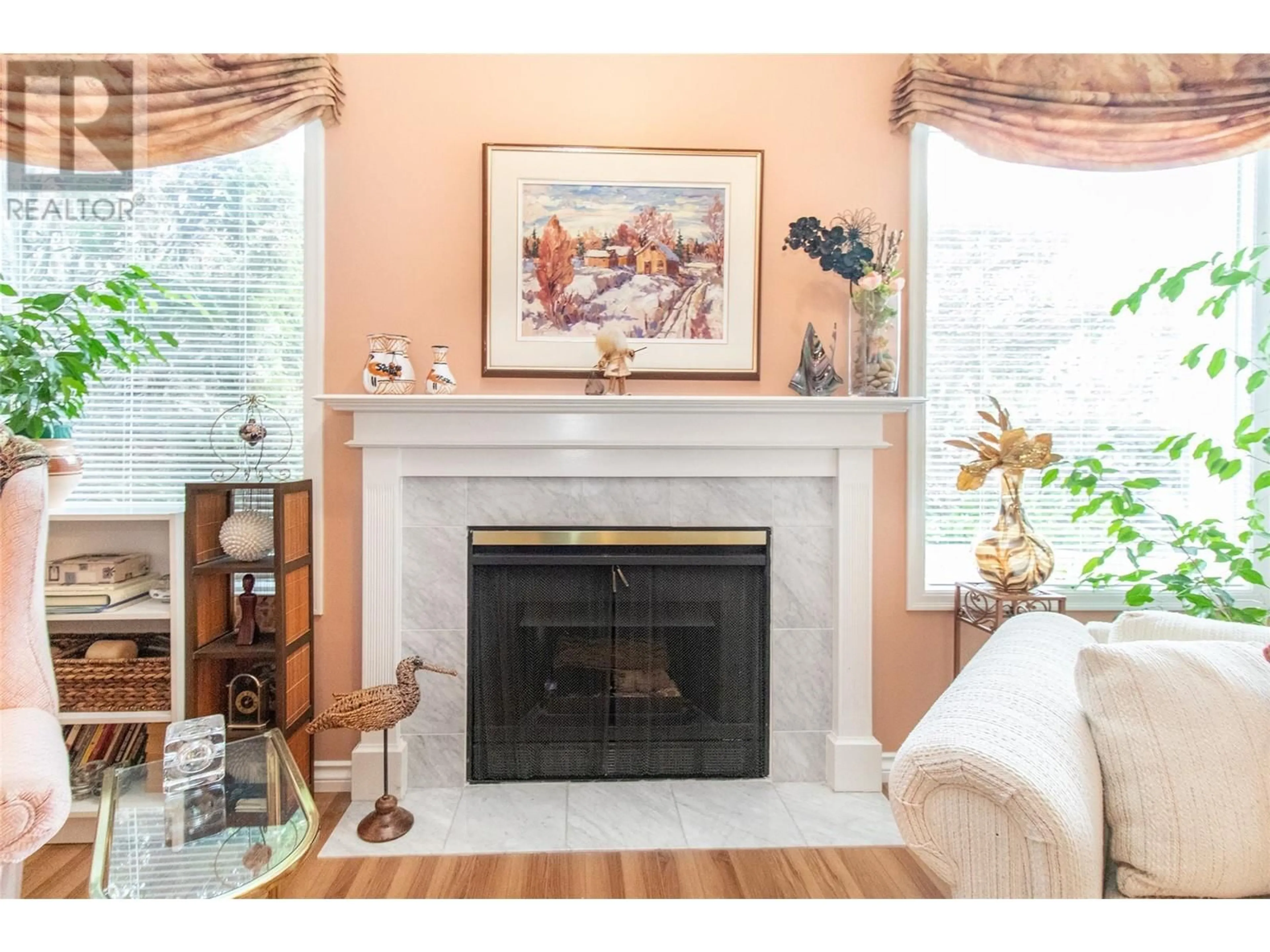 Living room with furniture, wood/laminate floor for 73 - 1101 CAMERON AVENUE, Kelowna British Columbia V1Y8W2