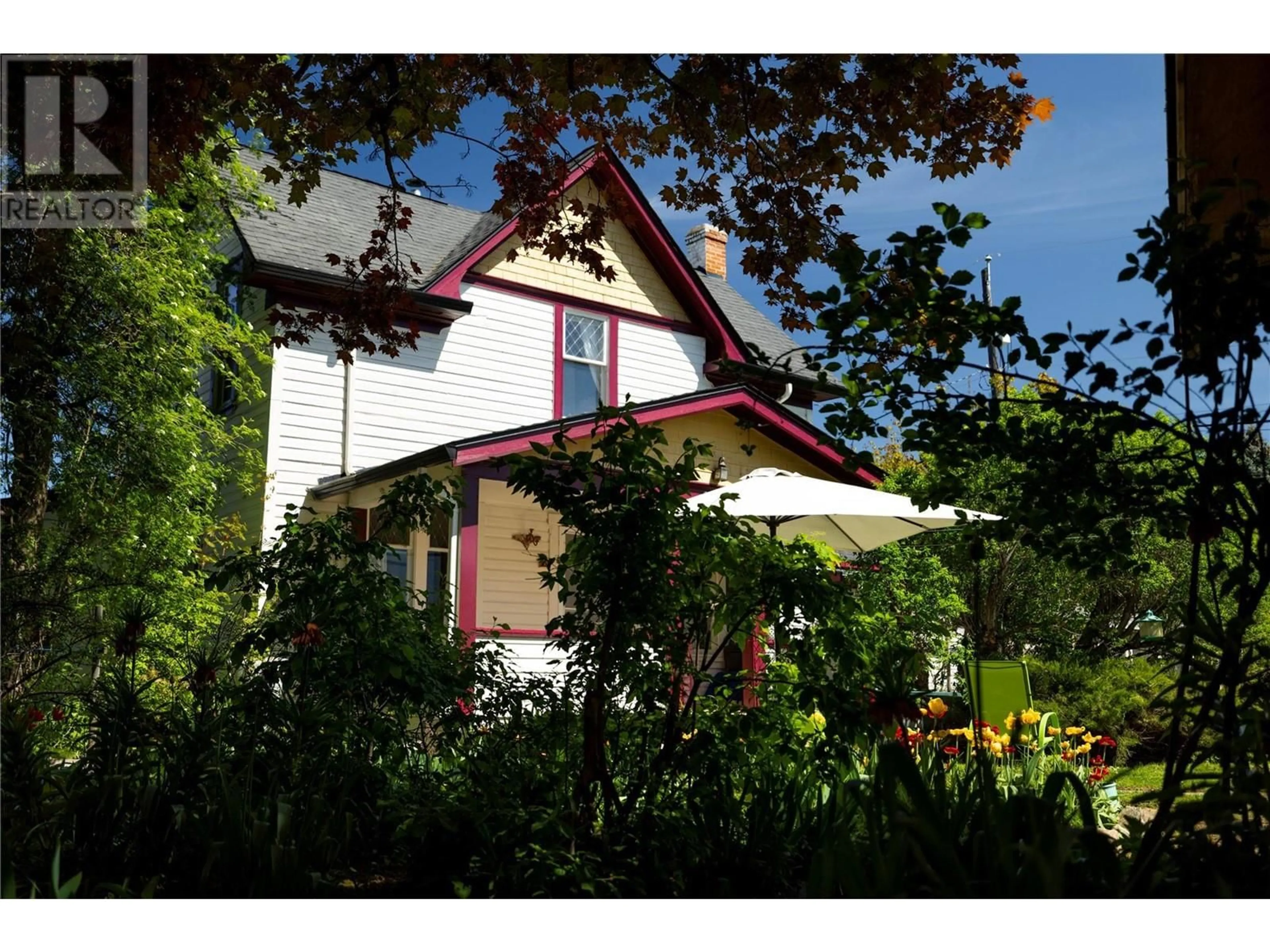 Home with vinyl exterior material, street for 3720 WOOD AVENUE, Armstrong British Columbia V0E1B4