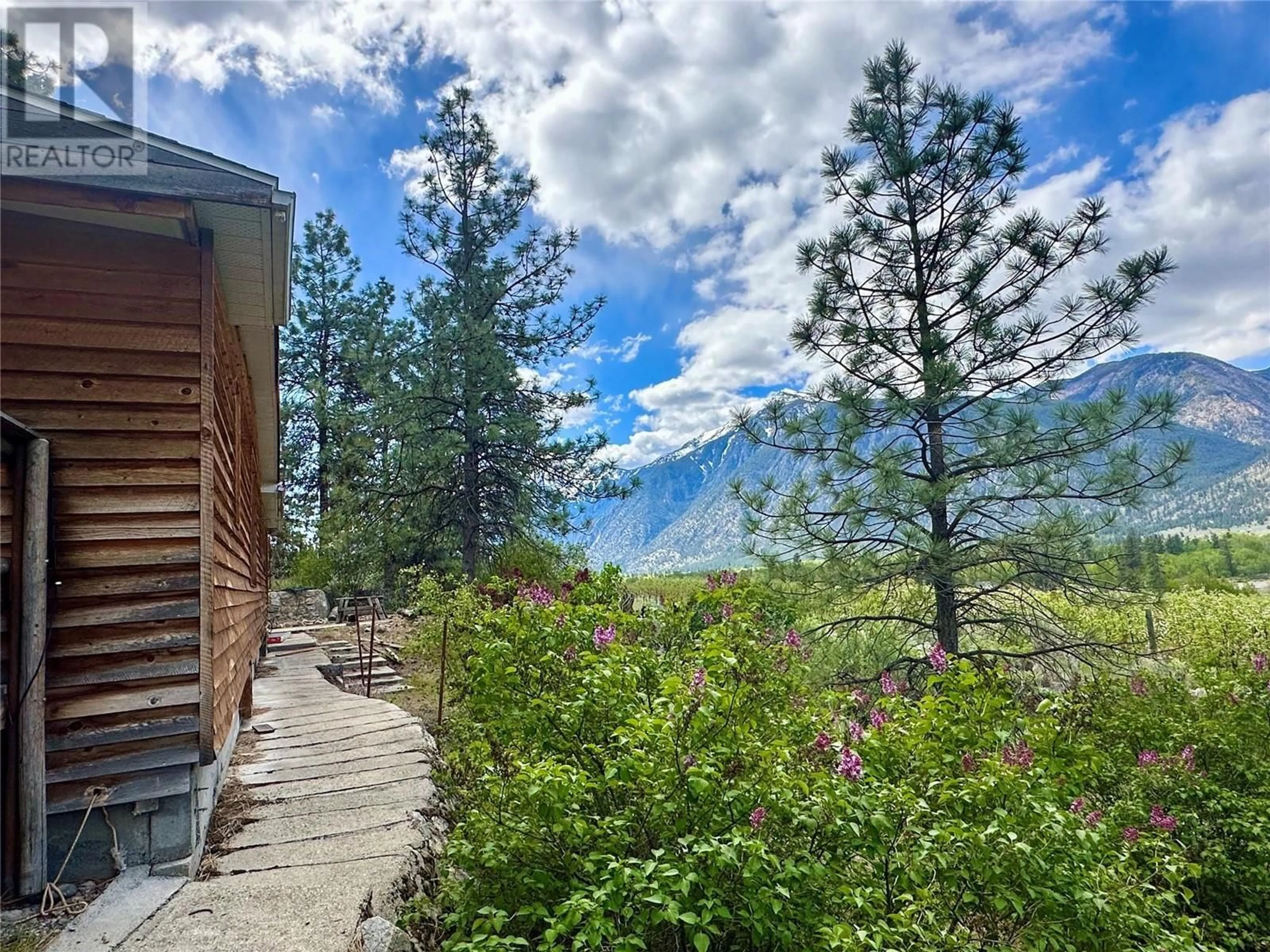 A pic from outside/outdoor area/front of a property/back of a property/a pic from drone, unknown for 525 HIGHWAY 3 HIGHWAY, Cawston British Columbia V0X1C0